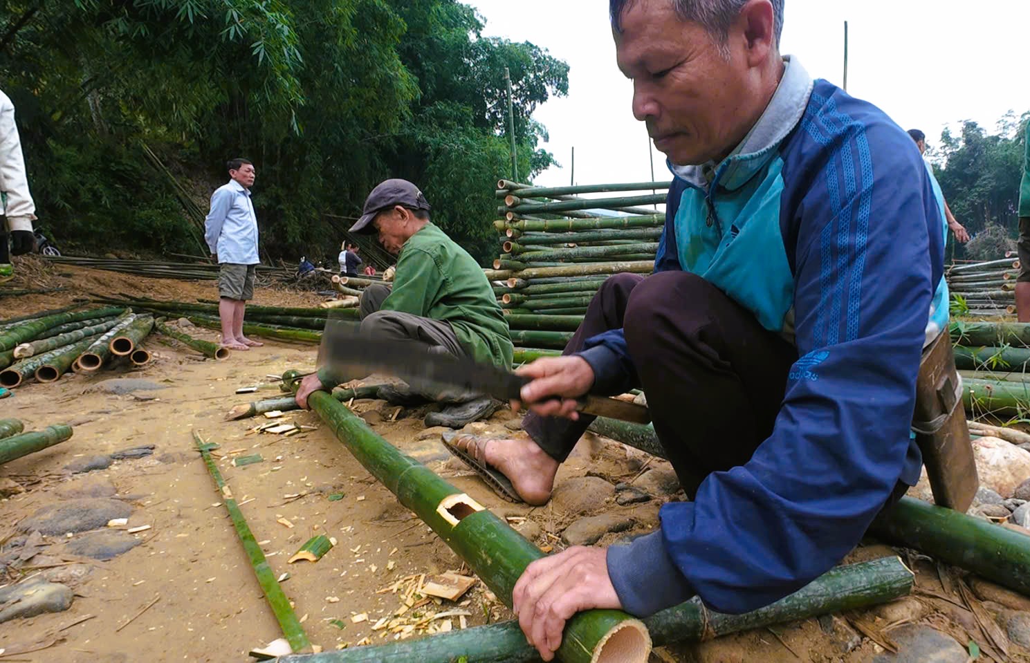 Cả bản cùng nhau dựng cầu vượt sông ở Thanh Hóa - Ảnh 5.