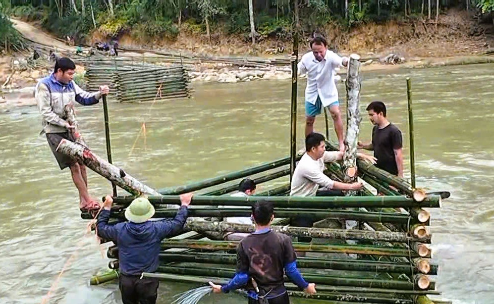 Cả bản cùng nhau dựng cầu vượt sông ở Thanh Hóa - Ảnh 6.
