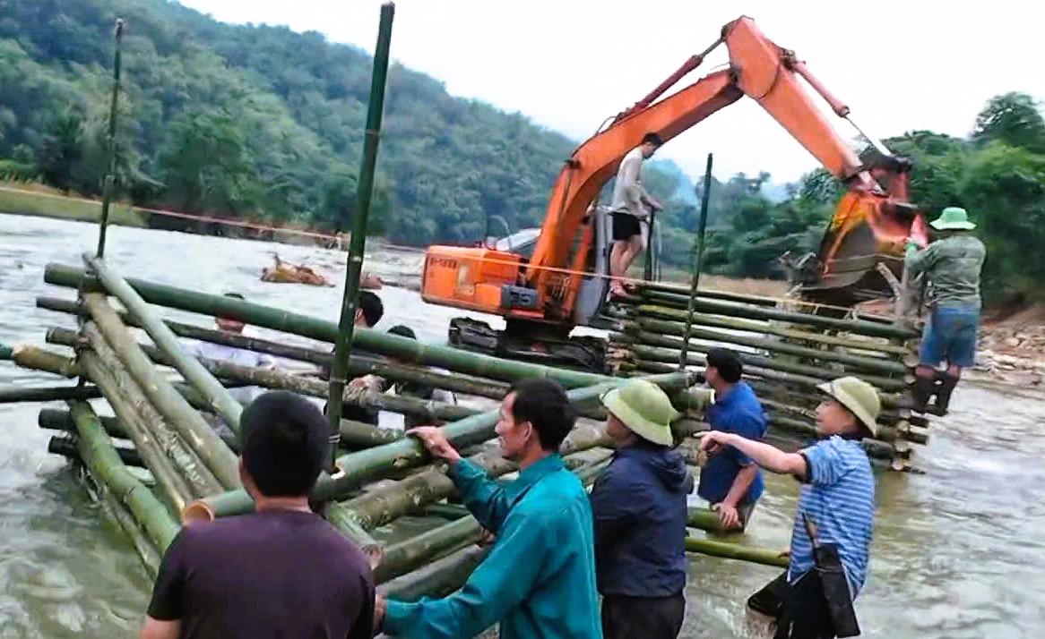 Cả bản cùng nhau dựng cầu vượt sông ở Thanh Hóa - Ảnh 3.