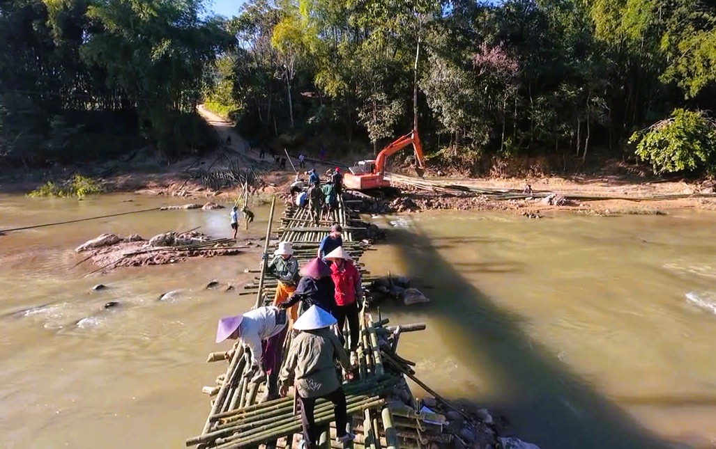 Cả bản cùng nhau dựng cầu vượt sông ở Thanh Hóa - Ảnh 7.