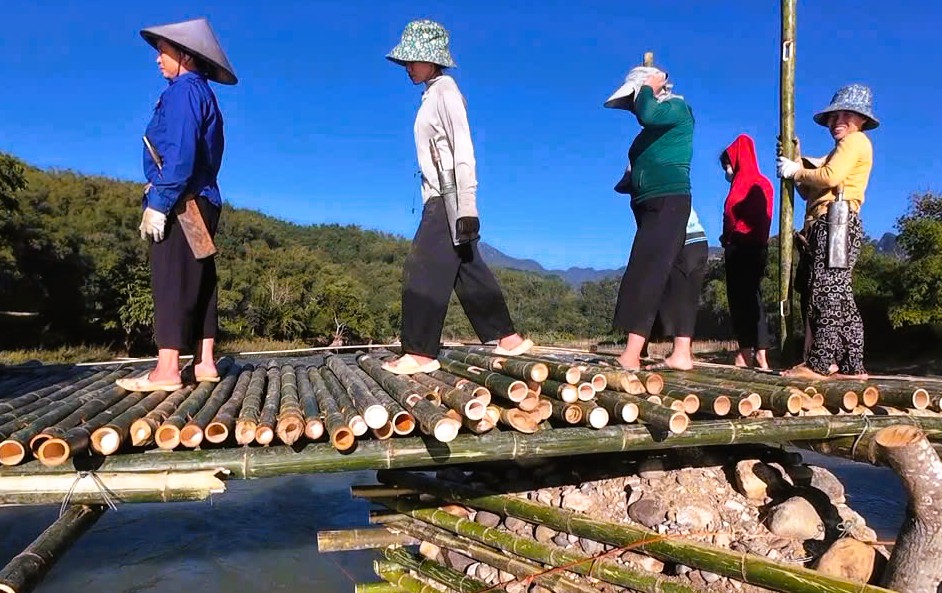 Cả bản cùng nhau dựng cầu vượt sông ở Thanh Hóa - Ảnh 10.