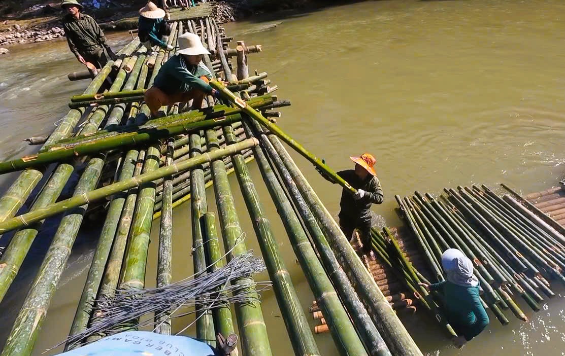Cả bản cùng nhau dựng cầu vượt sông ở Thanh Hóa - Ảnh 8.