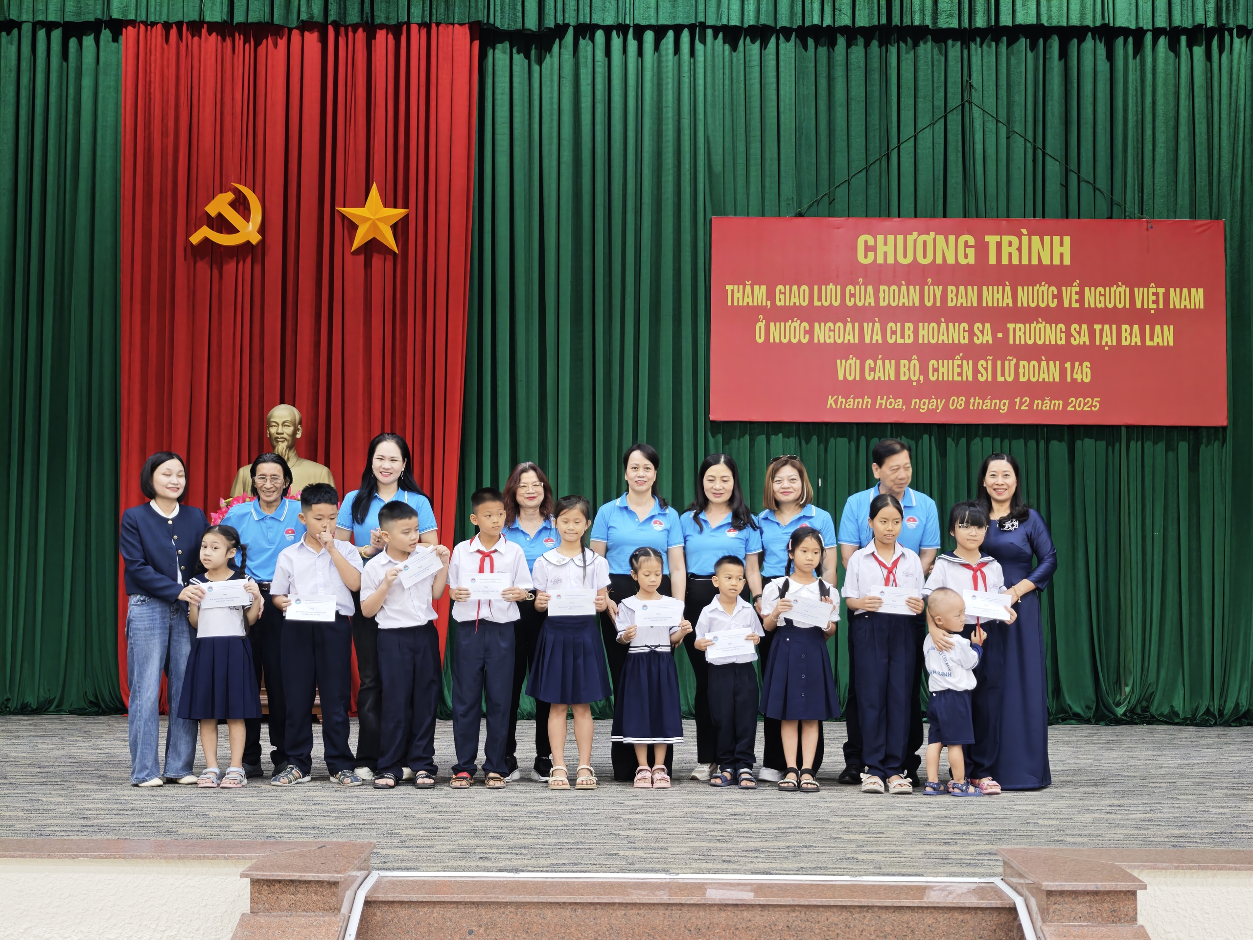 Kiều bào Ba Lan trao tặng Vườn rau xanh cho Trường Sa Lớn - Ảnh 8. Kiều bào Ba Lan trao tặng Vườn rau xanh cho Trường Sa Lớn - Ảnh 8.