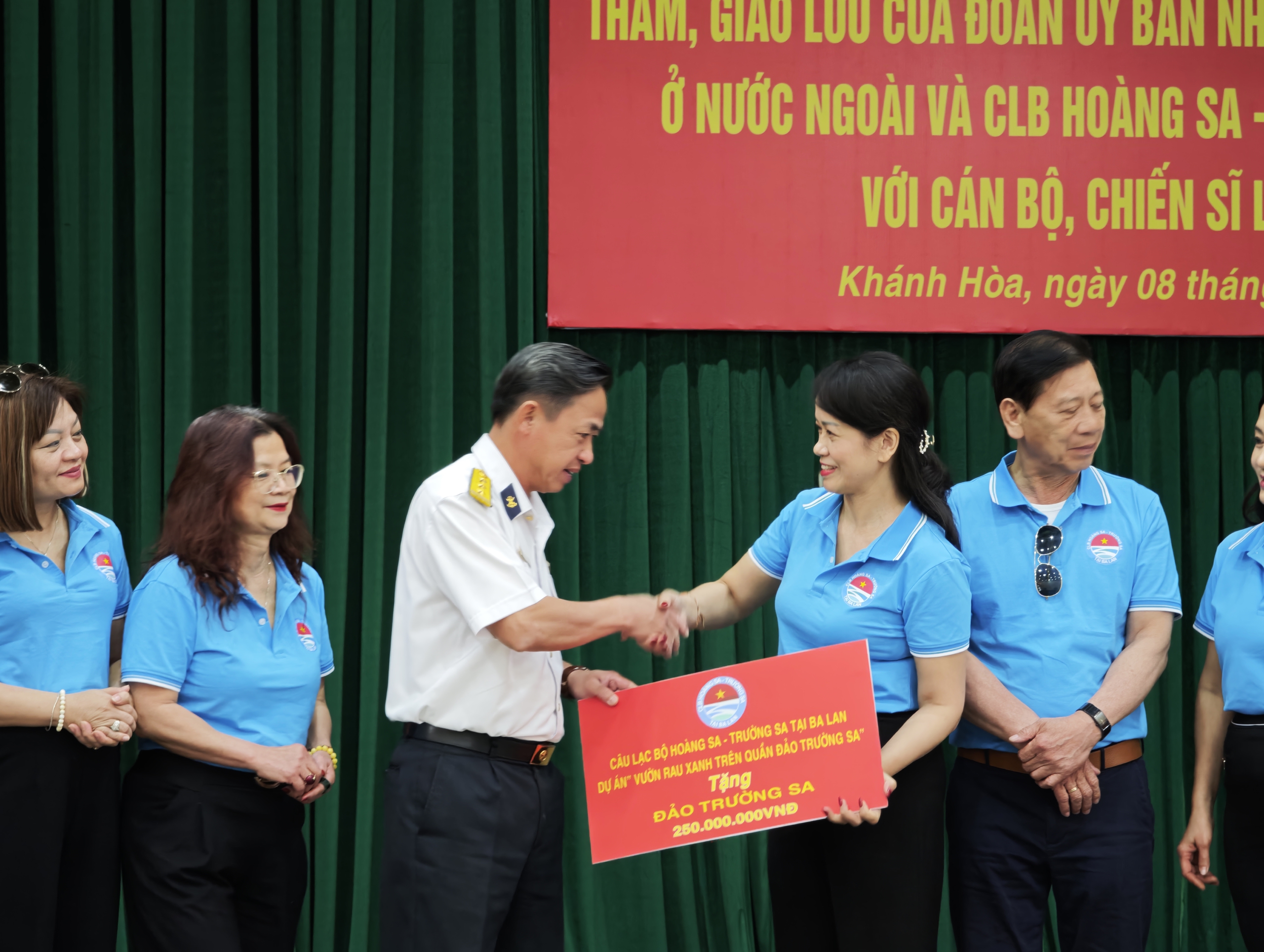 Kiều bào Ba Lan trao tặng Vườn rau xanh cho Trường Sa Lớn - Ảnh 7. Kiều bào Ba Lan trao tặng Vườn rau xanh cho Trường Sa Lớn - Ảnh 7.