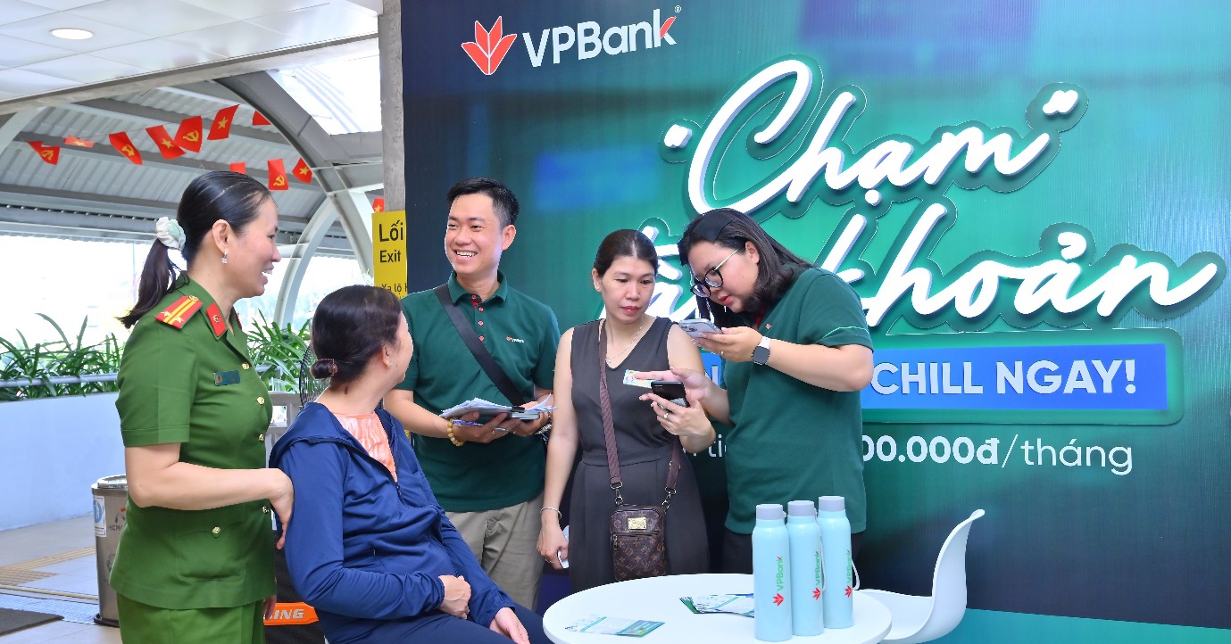 Hành khách metro thích thú trải nghiệm chạm thanh toán nhanh gọn của VPBank