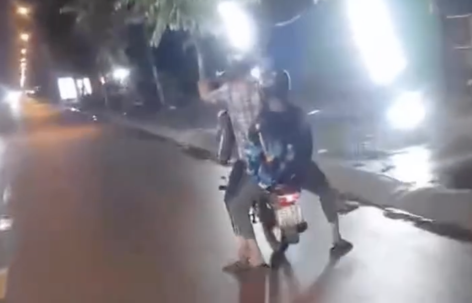 Hai thanh niên bốc đầu xe máy tại TPHCM gây sốc cộng đồng mạng - Ảnh 1. Hai thanh niên bốc đầu xe máy tại TPHCM gây sốc cộng đồng mạng - Ảnh 1.