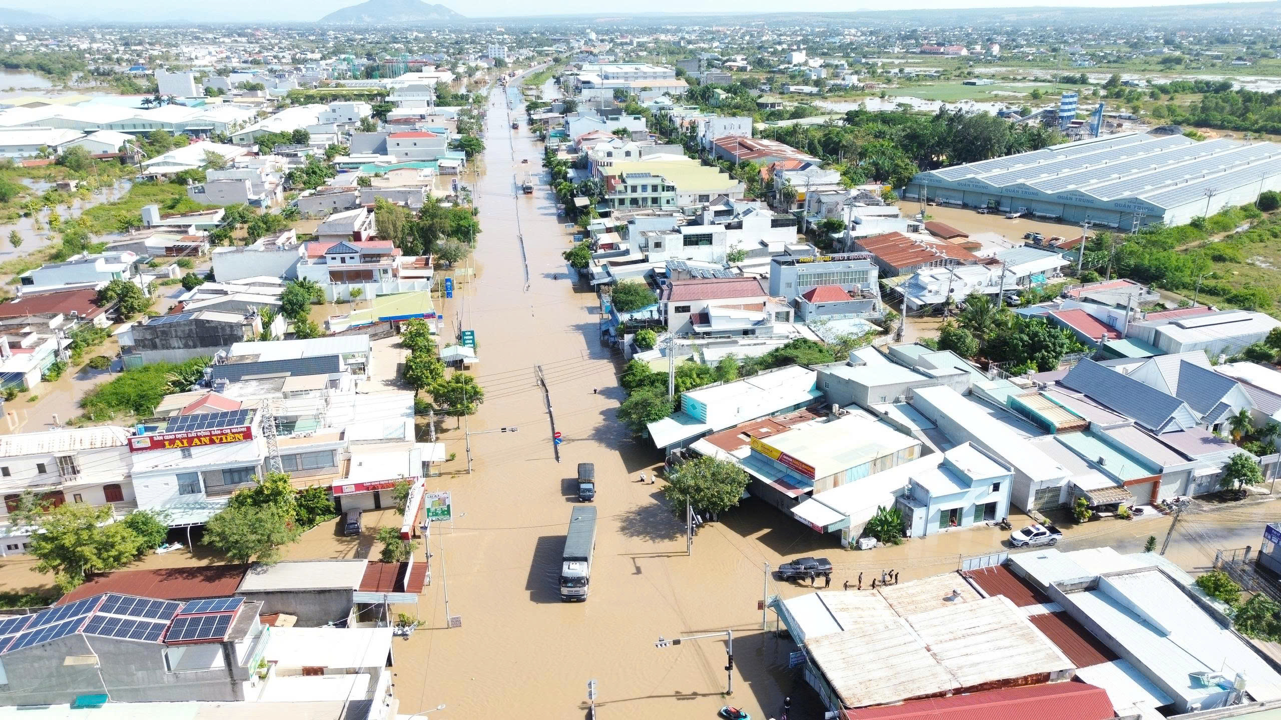 Nông dân mất trắng, nhà sập, công ty thủy lợi nói việc xả lũ “đúng quy trình” - Ảnh 2.
