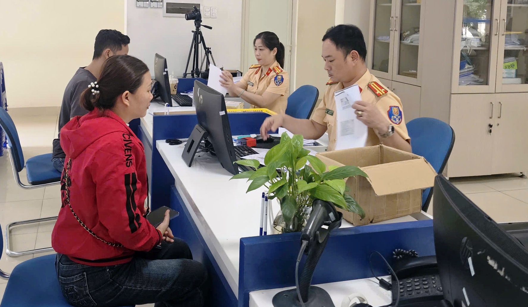 Quảng Ngãi: Hơn 20.000 người chưa được cấp giấy phép lái xe bản cứng - Ảnh 1.