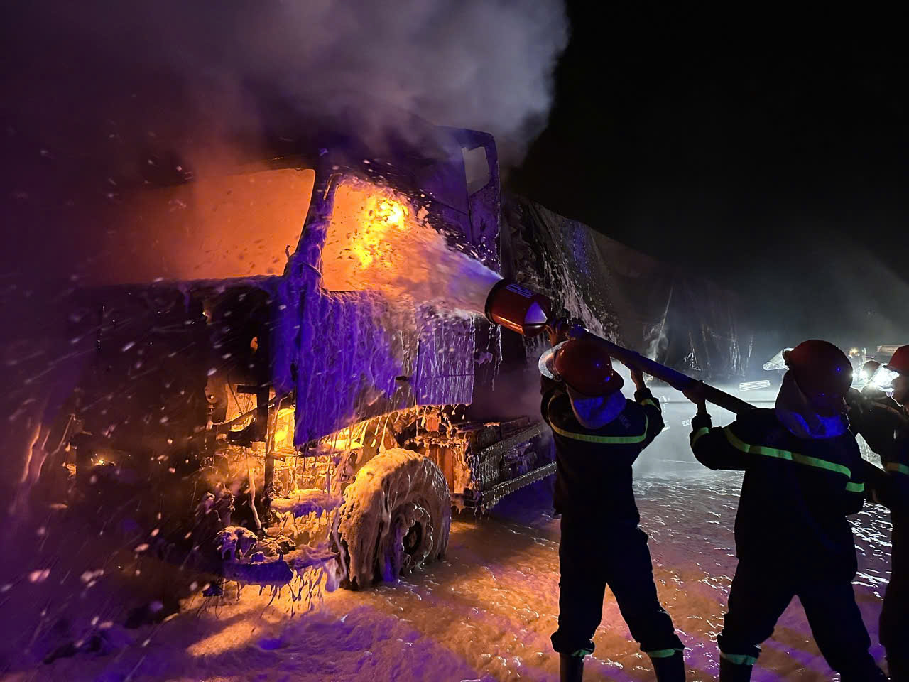 Xe đầu kéo chở 30 tấn viên nén năng lượng bốc cháy trên cao tốc Quảng Trị - Ảnh 1. Xe đầu kéo chở 30 tấn viên nén năng lượng bốc cháy trên cao tốc Quảng Trị - Ảnh 1.