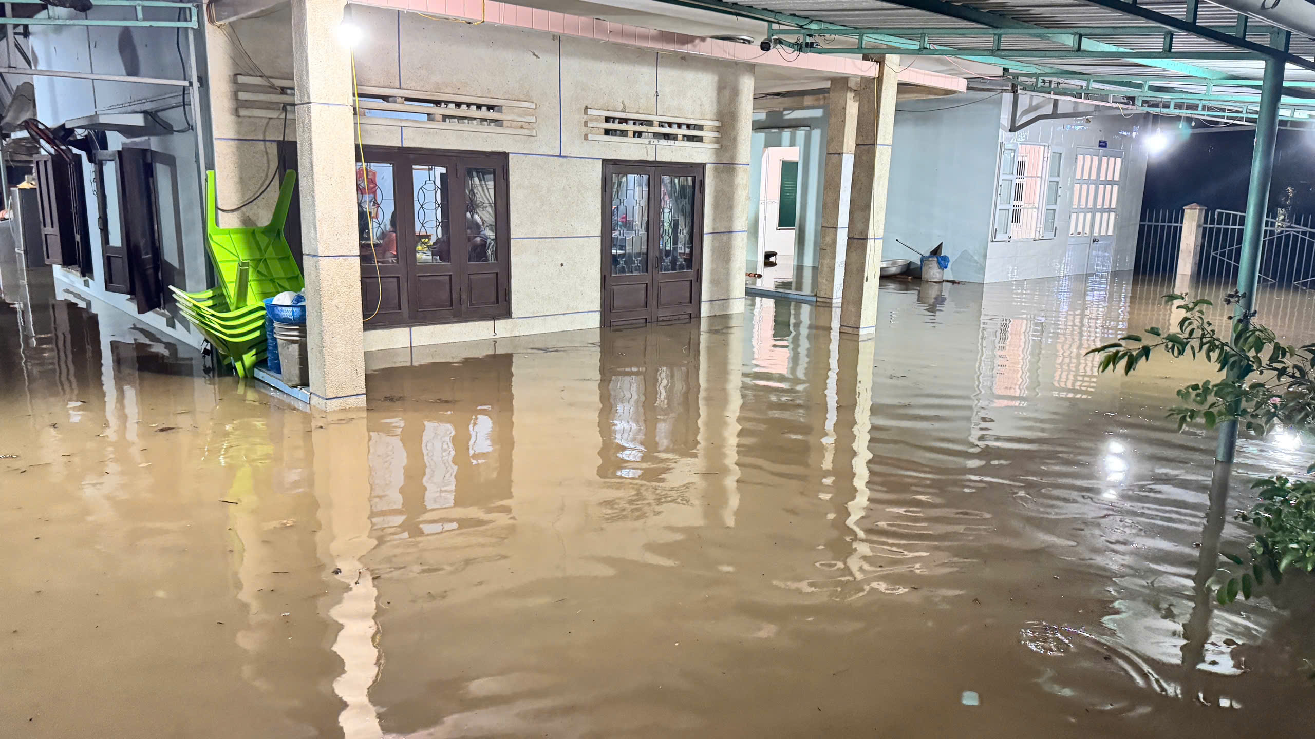 Nông dân mất trắng, nhà sập, công ty thủy lợi nói việc xả lũ “đúng quy trình” - Ảnh 4.