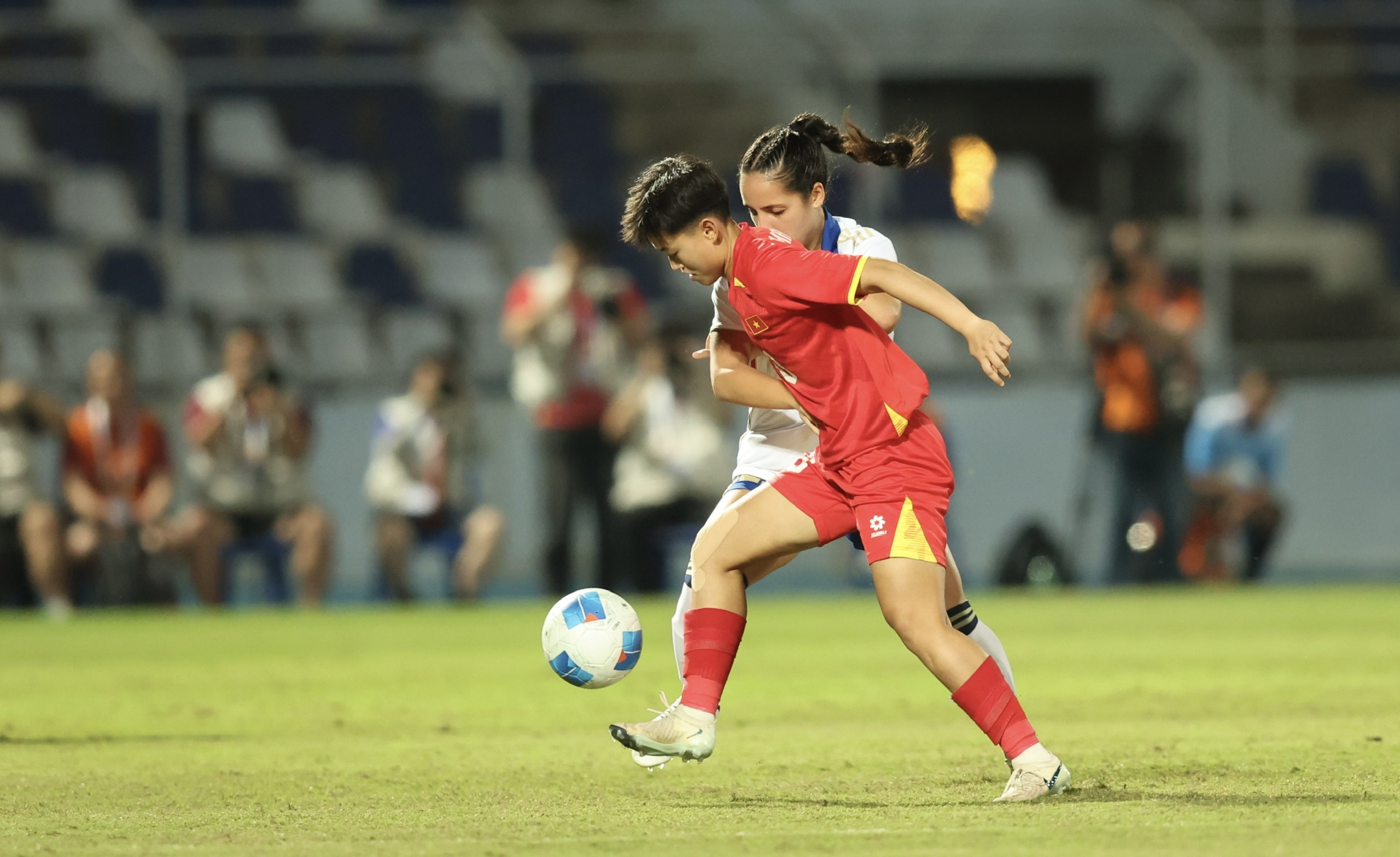 Áp đảo Philippines, tuyển nữ Việt Nam thua đau phút cuối - Ảnh 1.