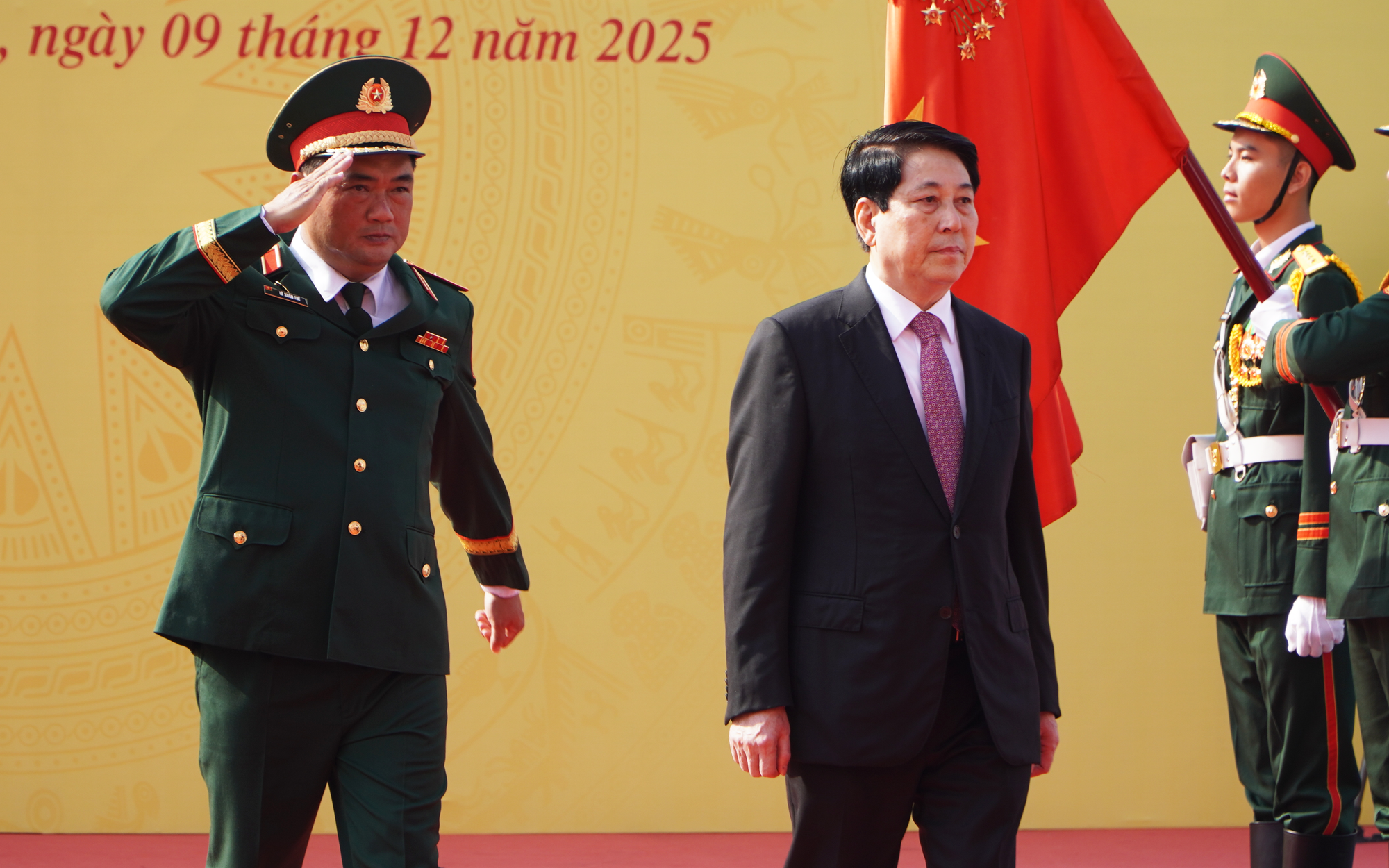 Qu&acirc;n khu 7 ch&uacute;c Tết B&aacute;o Người Lao Động - Ảnh 2.