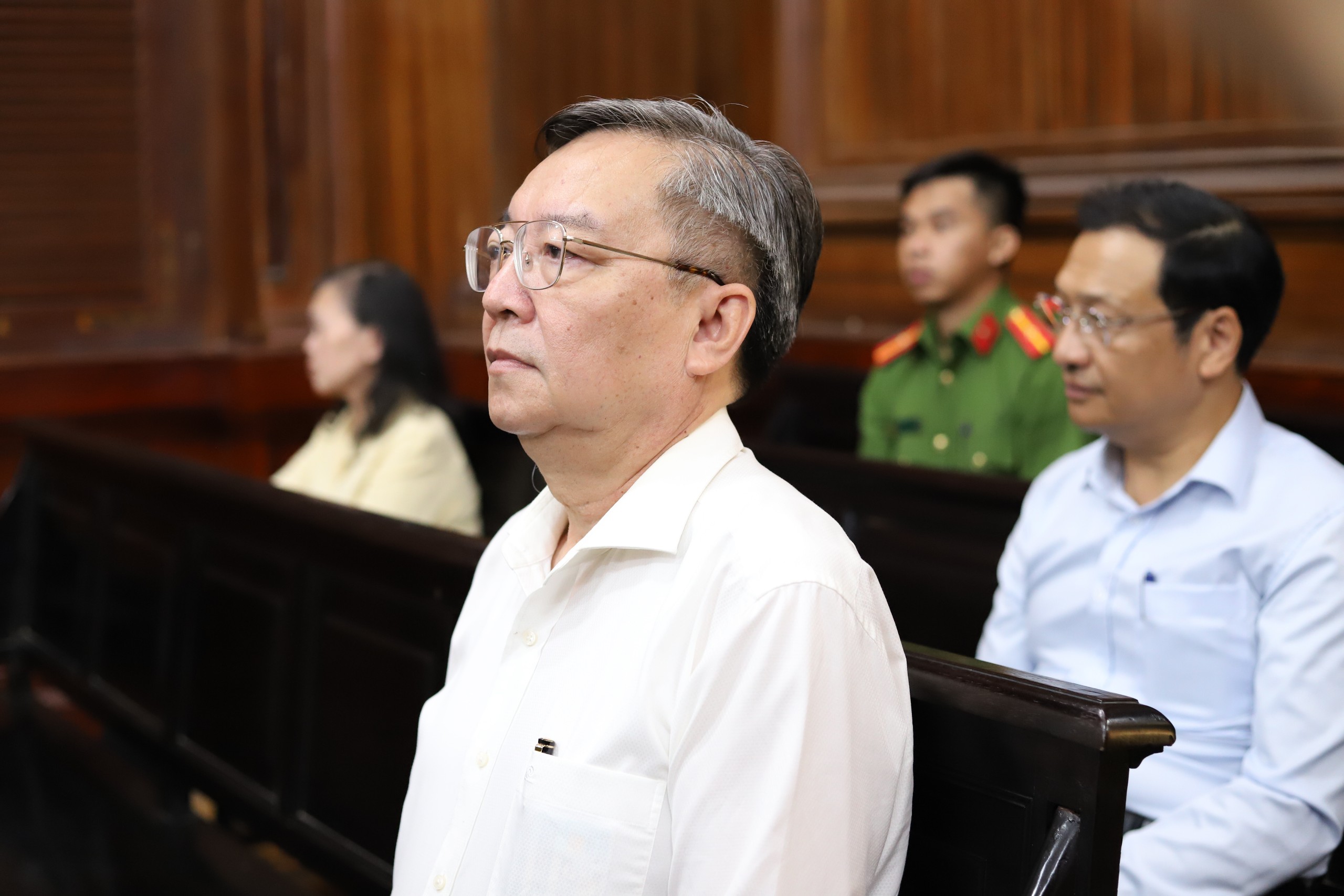 Sáng nay, cựu giám đốc cùng phó giám đốc Sở GD-ĐT hầu tòa - Ảnh 1.