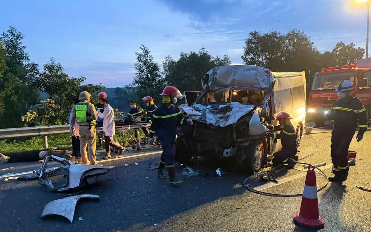 Tai nạn giao thông Đà Nẵng: 13 Người thương vong trong gia đình sau đám cưới - Ảnh 5. Tai nạn giao thông Đà Nẵng: 13 Người thương vong trong gia đình sau đám cưới - Ảnh 5.