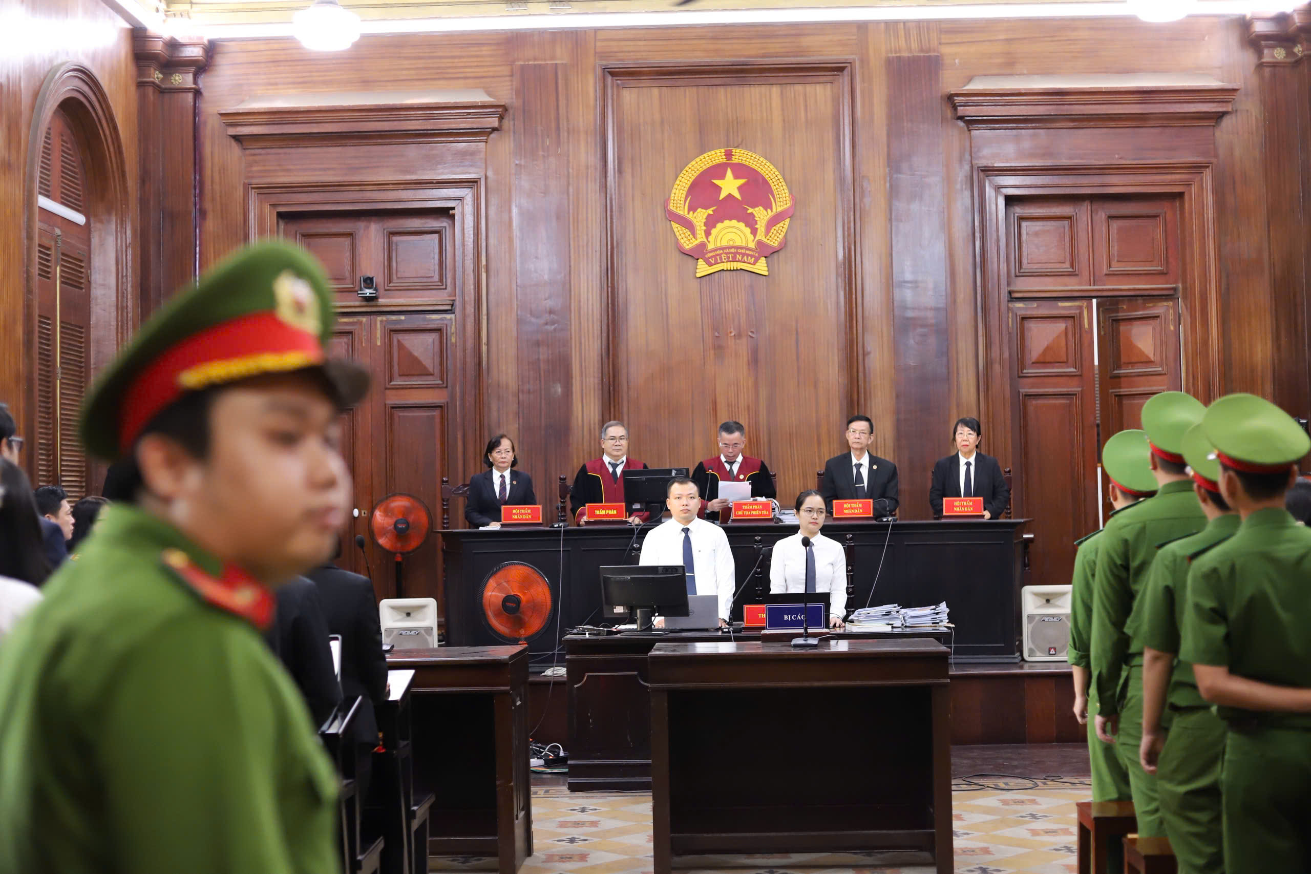 Ghế bị c&aacute;o Nguyễn Thị Thanh Nh&agrave;n: S&aacute;u lần t&ograve;a gọi, s&aacute;u lần trống - Ảnh 1.