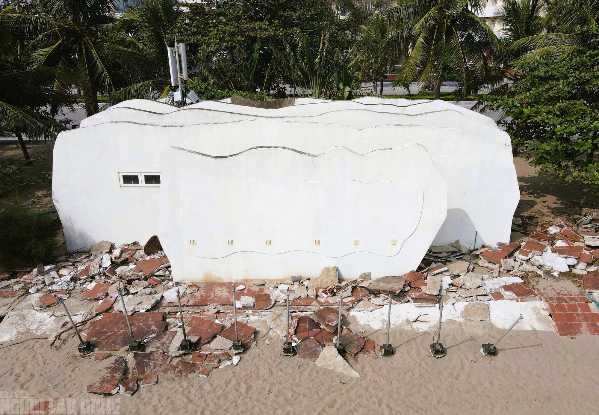 Bãi biển nổi tiếng miền Bắc vẫn tơi tả sau hơn 2 tháng bão đi qua - Ảnh 1.