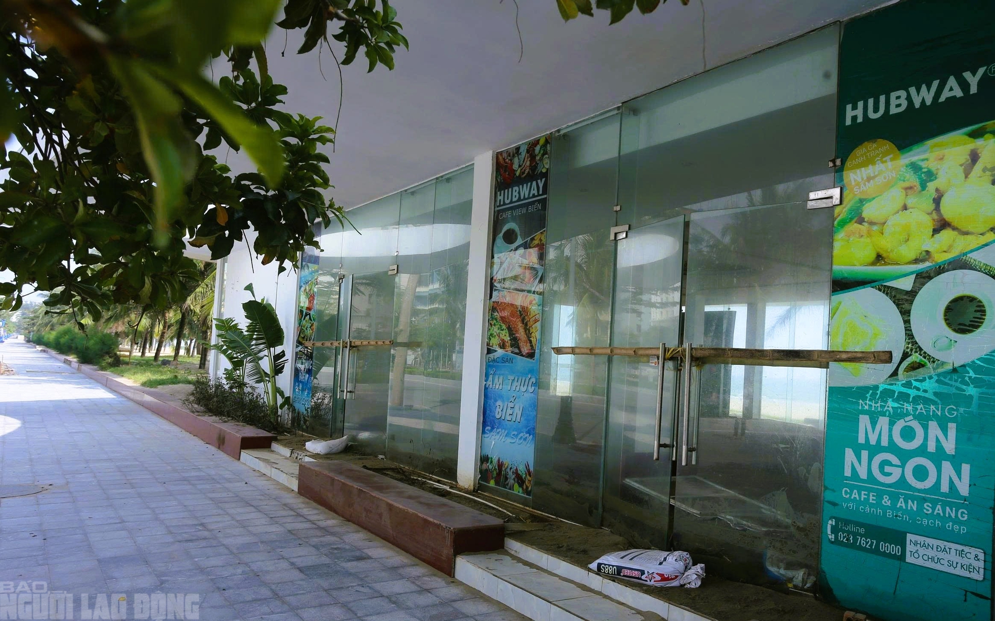 Bãi biển nổi tiếng miền Bắc vẫn tơi tả sau hơn 2 tháng bão đi qua - Ảnh 2.