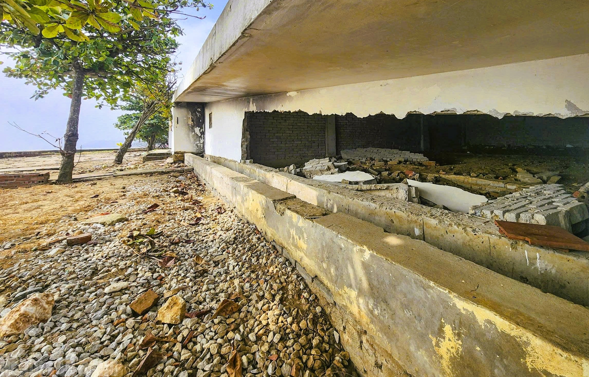 Bãi biển nổi tiếng miền Bắc vẫn tơi tả sau hơn 2 tháng bão đi qua - Ảnh 4.