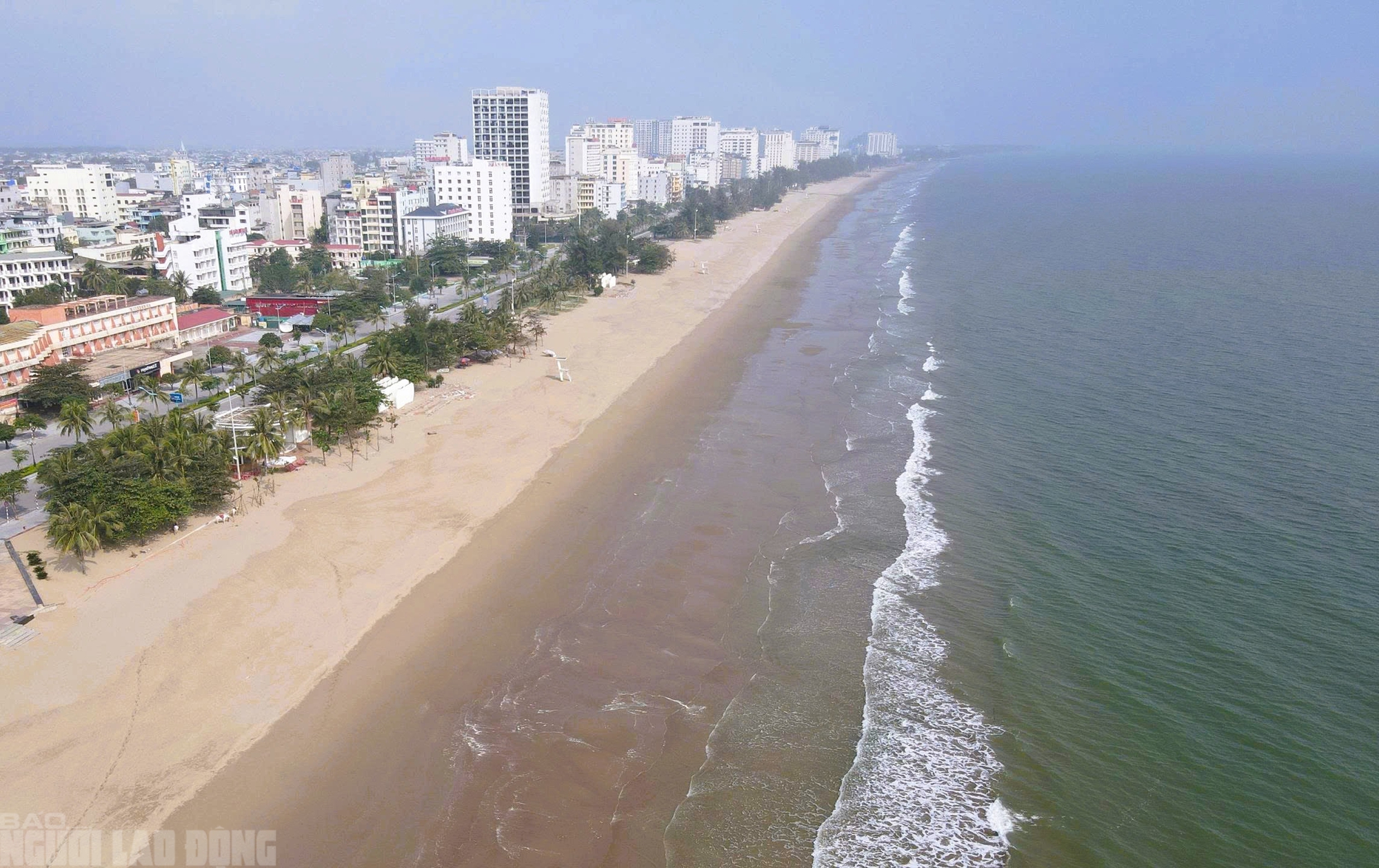 Bãi biển nổi tiếng miền Bắc vẫn tơi tả sau hơn 2 tháng bão đi qua - Ảnh 16.