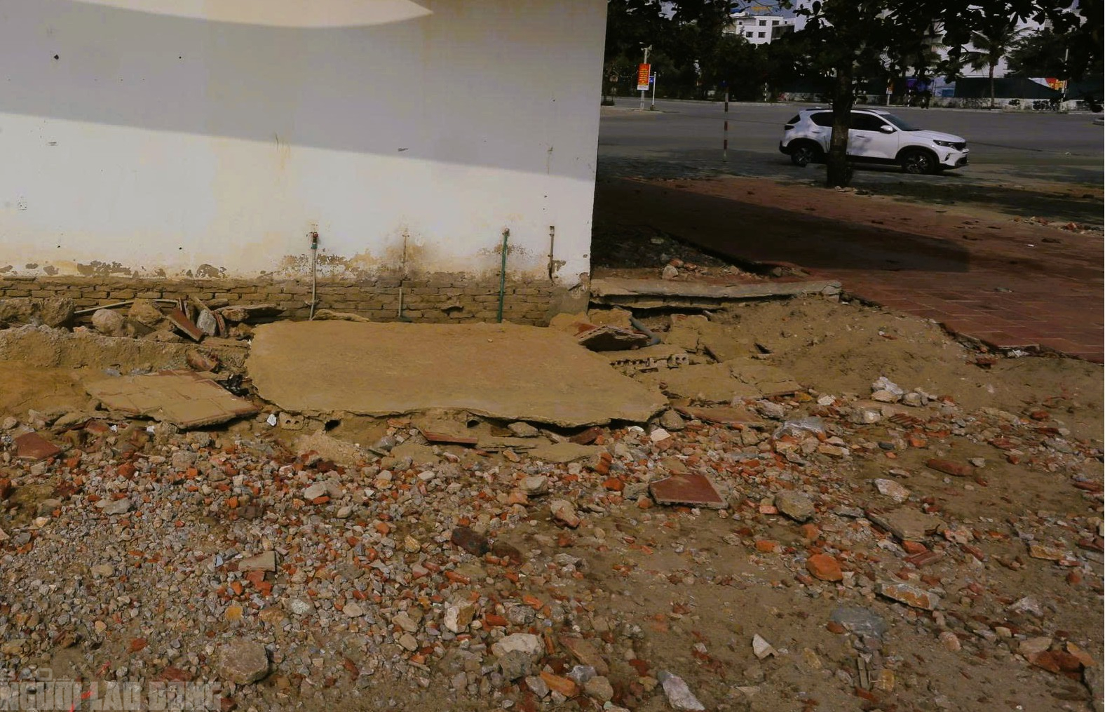 Bãi biển nổi tiếng miền Bắc vẫn tơi tả sau hơn 2 tháng bão đi qua - Ảnh 7.