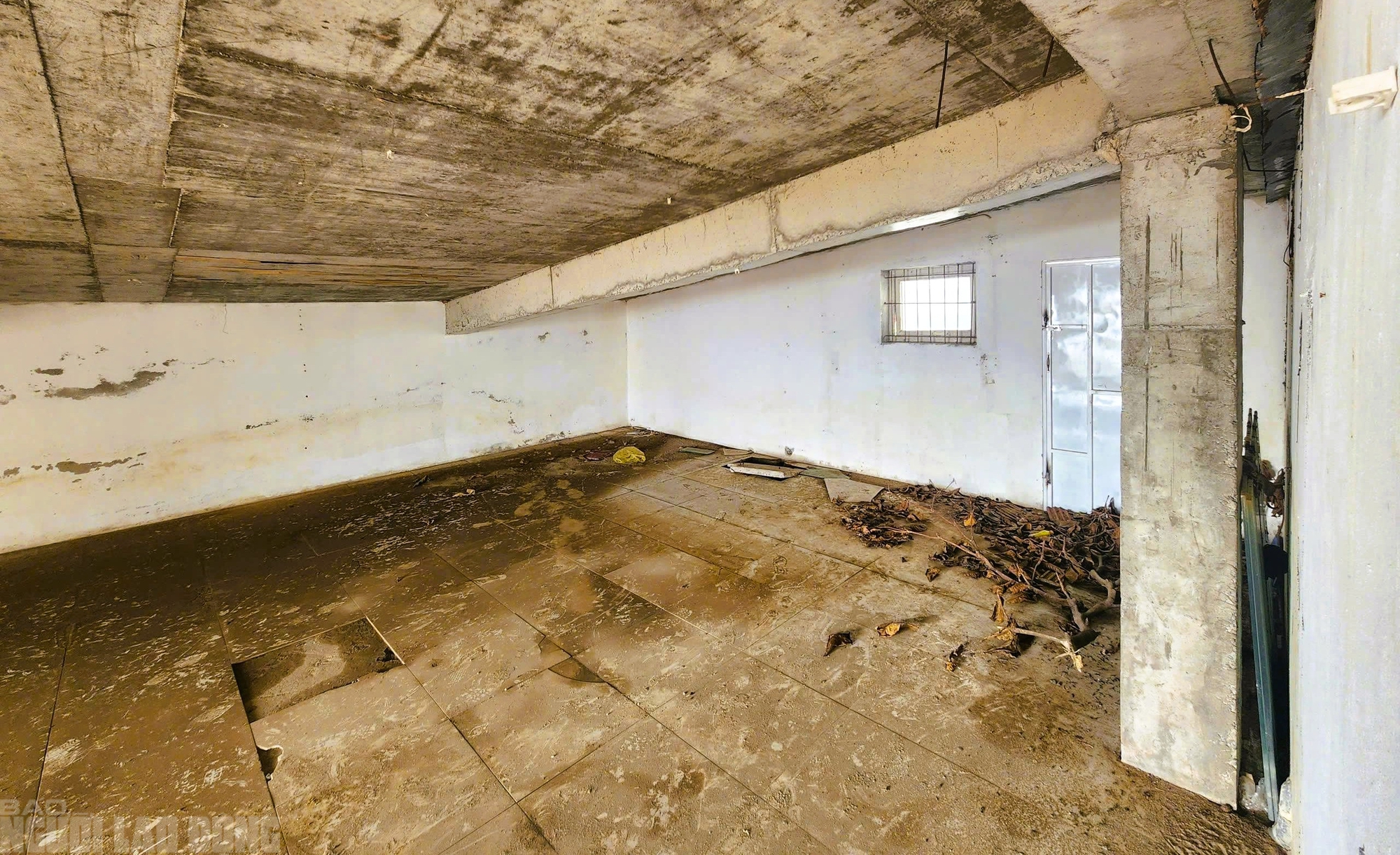 Bãi biển nổi tiếng miền Bắc vẫn tơi tả sau hơn 2 tháng bão đi qua - Ảnh 9.