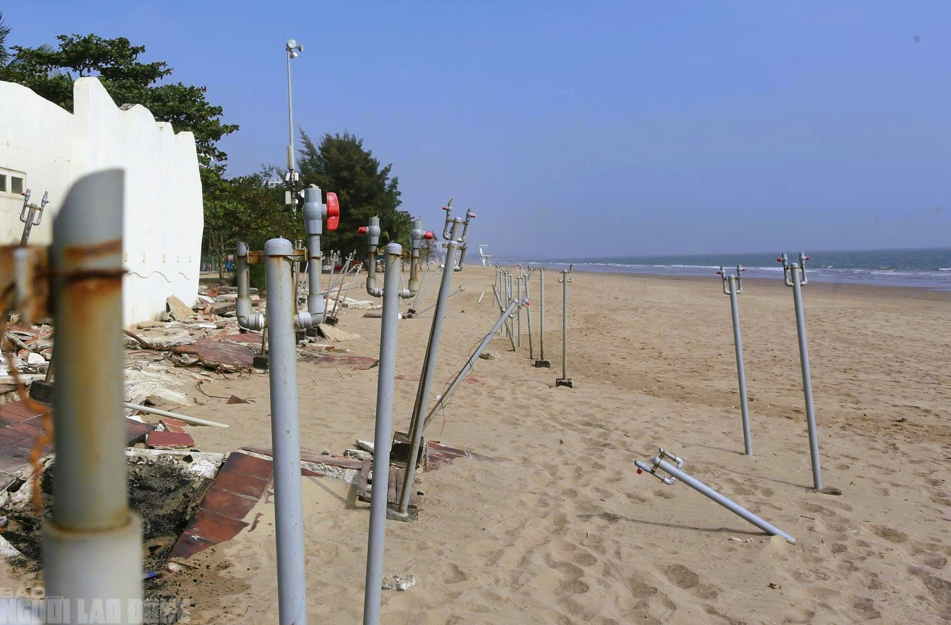 Bãi biển nổi tiếng miền Bắc vẫn tơi tả sau hơn 2 tháng bão đi qua - Ảnh 12.