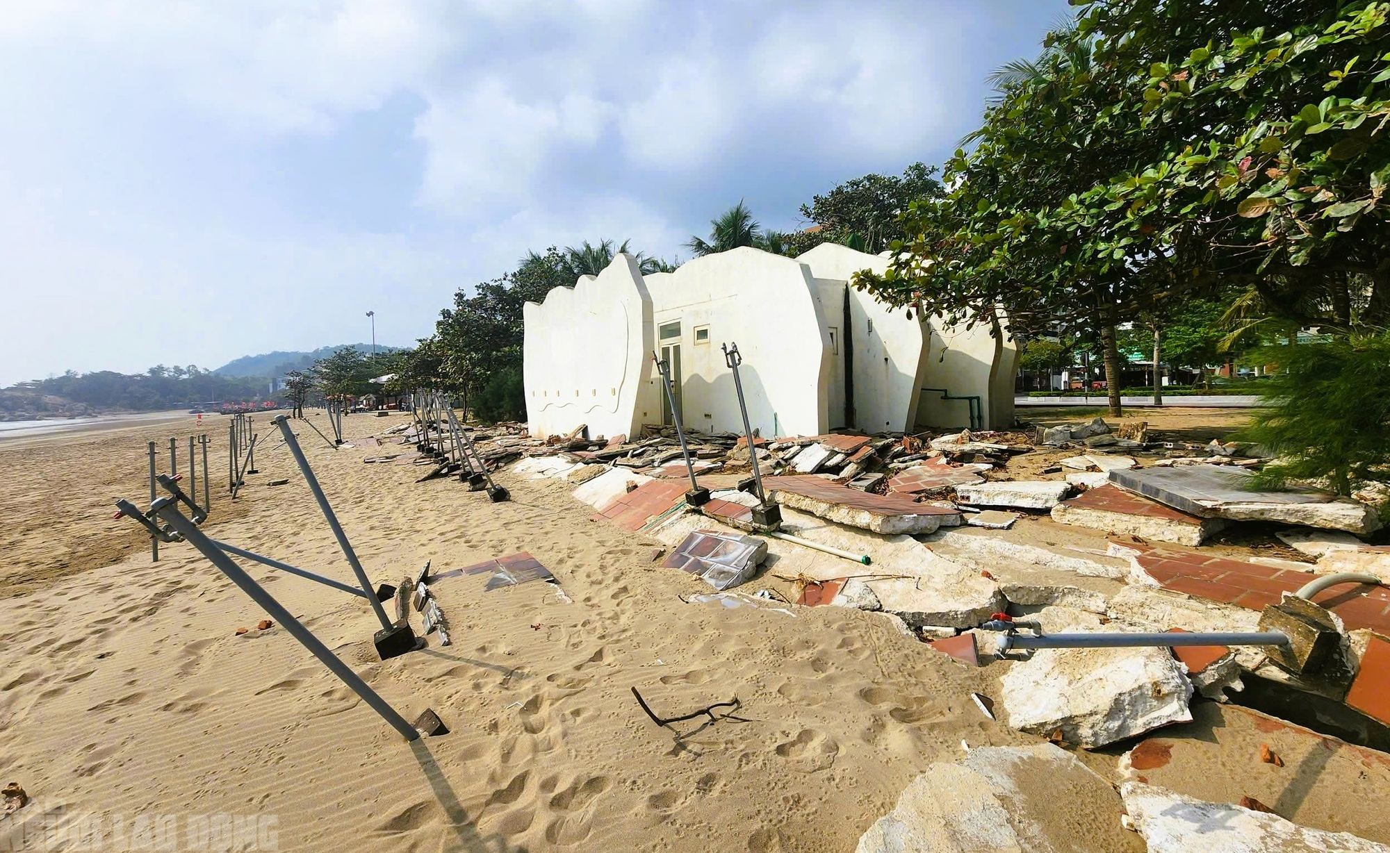 Bãi biển nổi tiếng miền Bắc vẫn tơi tả sau hơn 2 tháng bão đi qua - Ảnh 13.