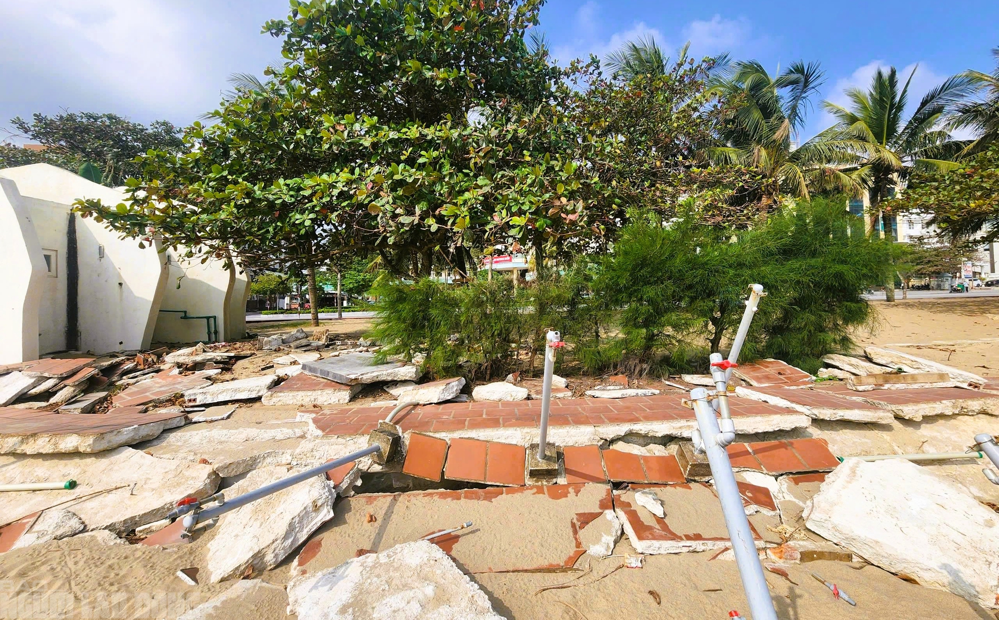 Bãi biển nổi tiếng miền Bắc vẫn tơi tả sau hơn 2 tháng bão đi qua - Ảnh 14.