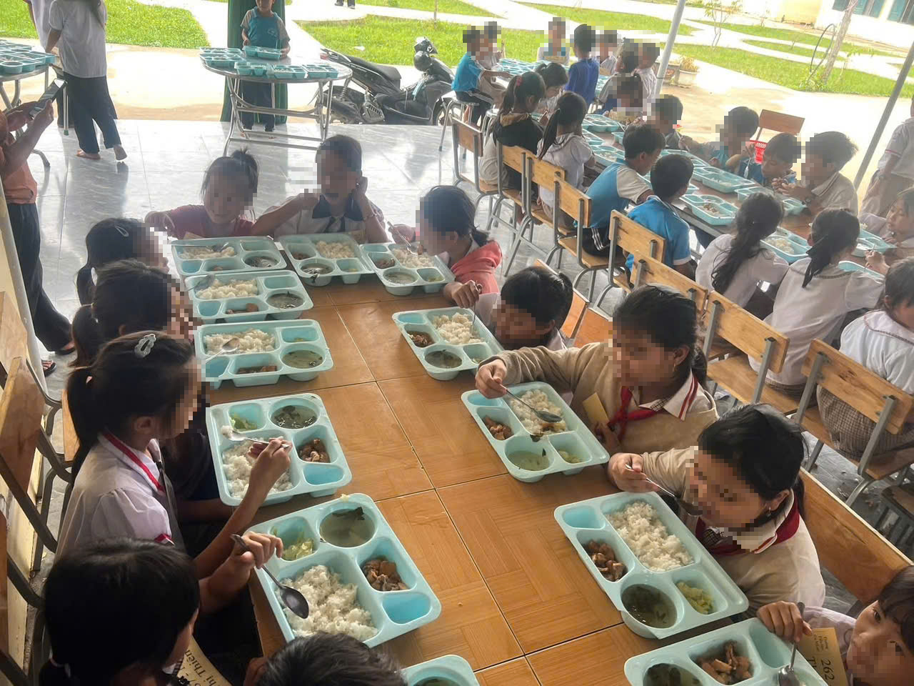 Dự án Nuôi em tạm ngừng hoạt động , trường học lo lắng cho học sinh nghèo - Ảnh 1. Dự án Nuôi em tạm ngừng hoạt động , trường học lo lắng cho học sinh nghèo - Ảnh 1.