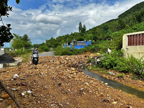 Nơm nớp lo Nghĩa trang Hòa Sơn sạt lở - Ảnh 1. Nơm nớp lo Nghĩa trang Hòa Sơn sạt lở - Ảnh 1.