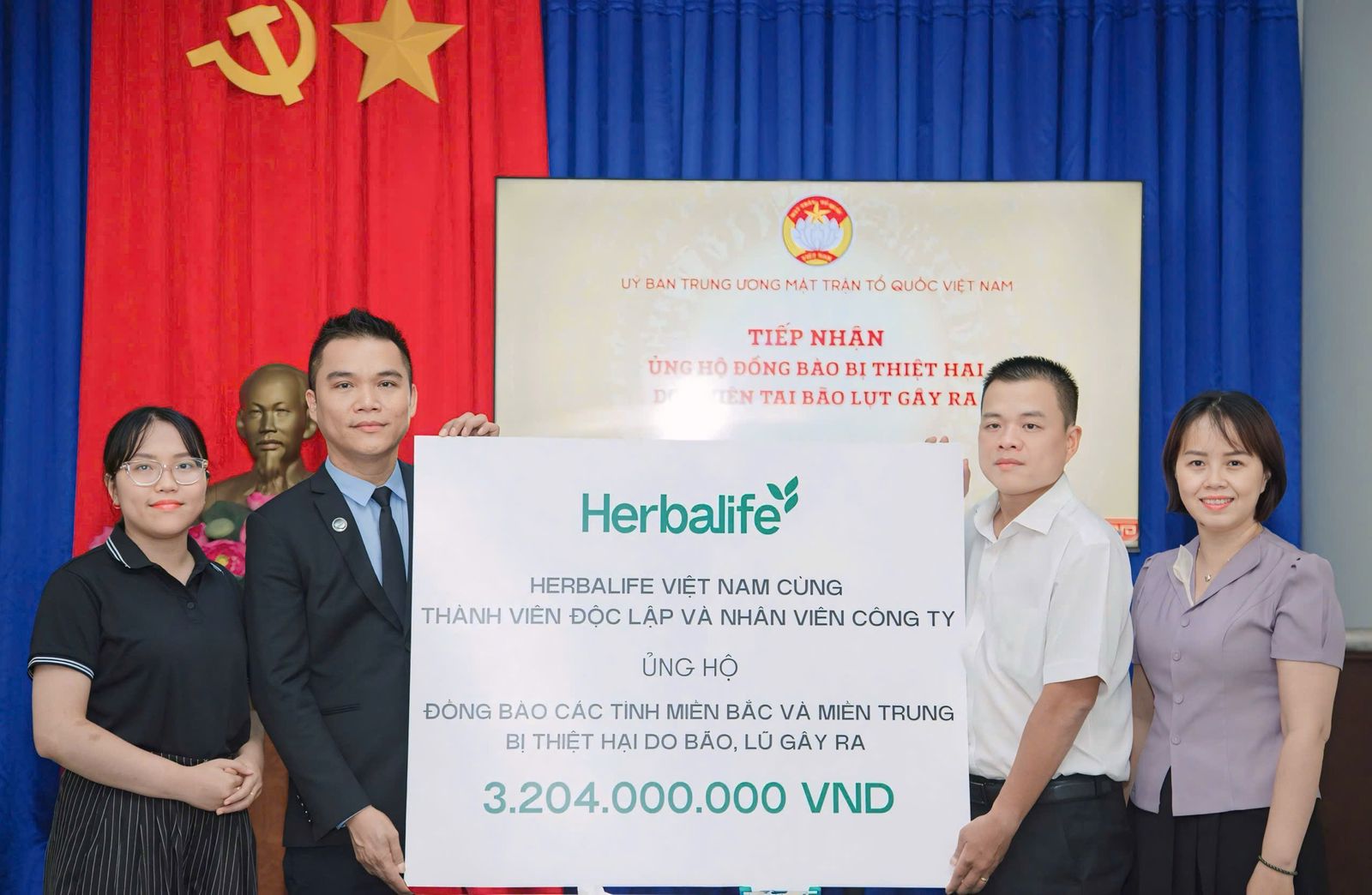 Herbalife Việt Nam đóng góp gần 4 tỷ đồng ủng hộ đồng bào bị thiệt hại do thiên tai bão lũ gây ra - Ảnh 2.