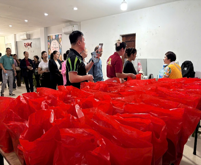 Herbalife Việt Nam đóng góp gần 4 tỷ đồng ủng hộ đồng bào bị thiệt hại do thiên tai bão lũ gây ra - Ảnh 4.