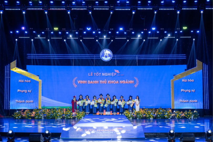 Trường Đại học Văn Hiến kết nối hơn 4.000 vị trí việc làm cho tân khoa ngay tại Lễ Tốt nghiệp 2025 - Ảnh 2.