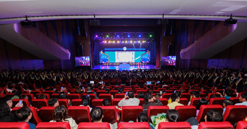 Trường Đại học Văn Hiến kết nối hơn 4.000 vị trí việc làm cho tân khoa ngay tại Lễ Tốt nghiệp 2025 - Ảnh 6.