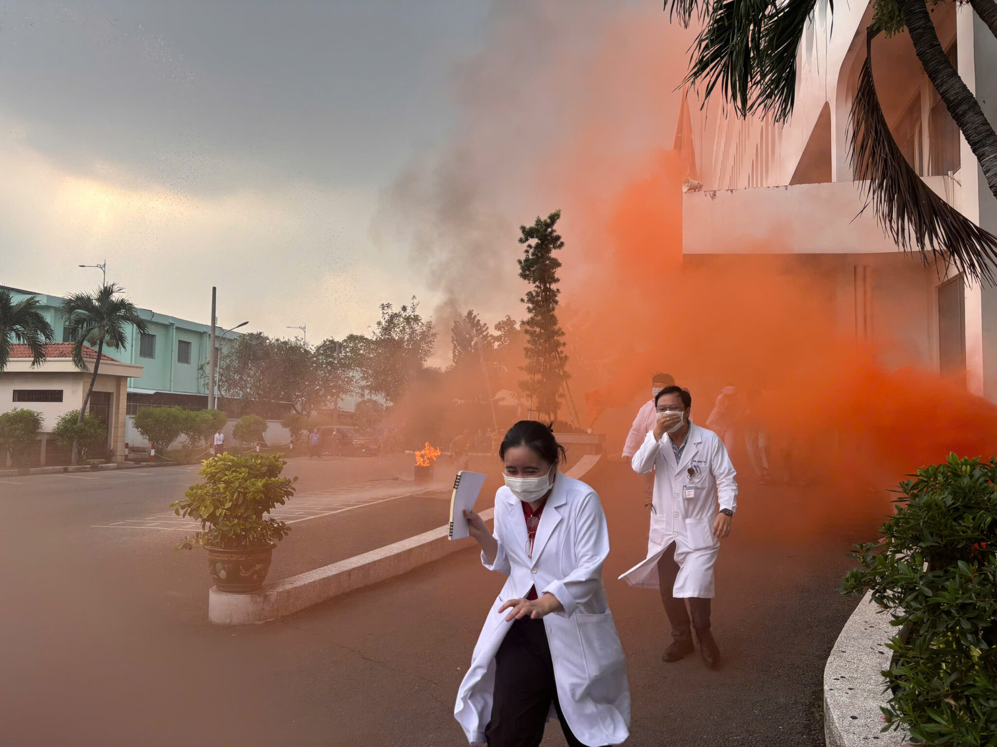 Giả định cháy tại tòa nhà 5 tầng, Bệnh viện Bệnh Nhiệt đới kích hoạt toàn bộ lực lượng ứng cứu - Ảnh 2.