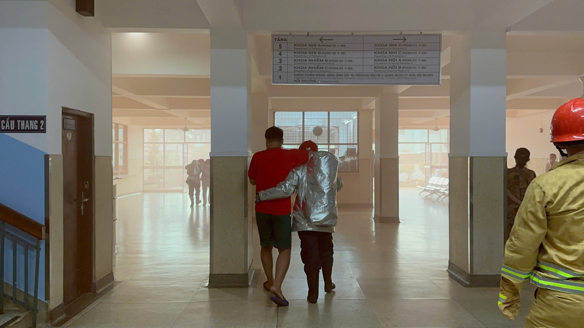 Giả định cháy tại tòa nhà 5 tầng, Bệnh viện Bệnh Nhiệt đới kích hoạt toàn bộ lực lượng ứng cứu - Ảnh 4.