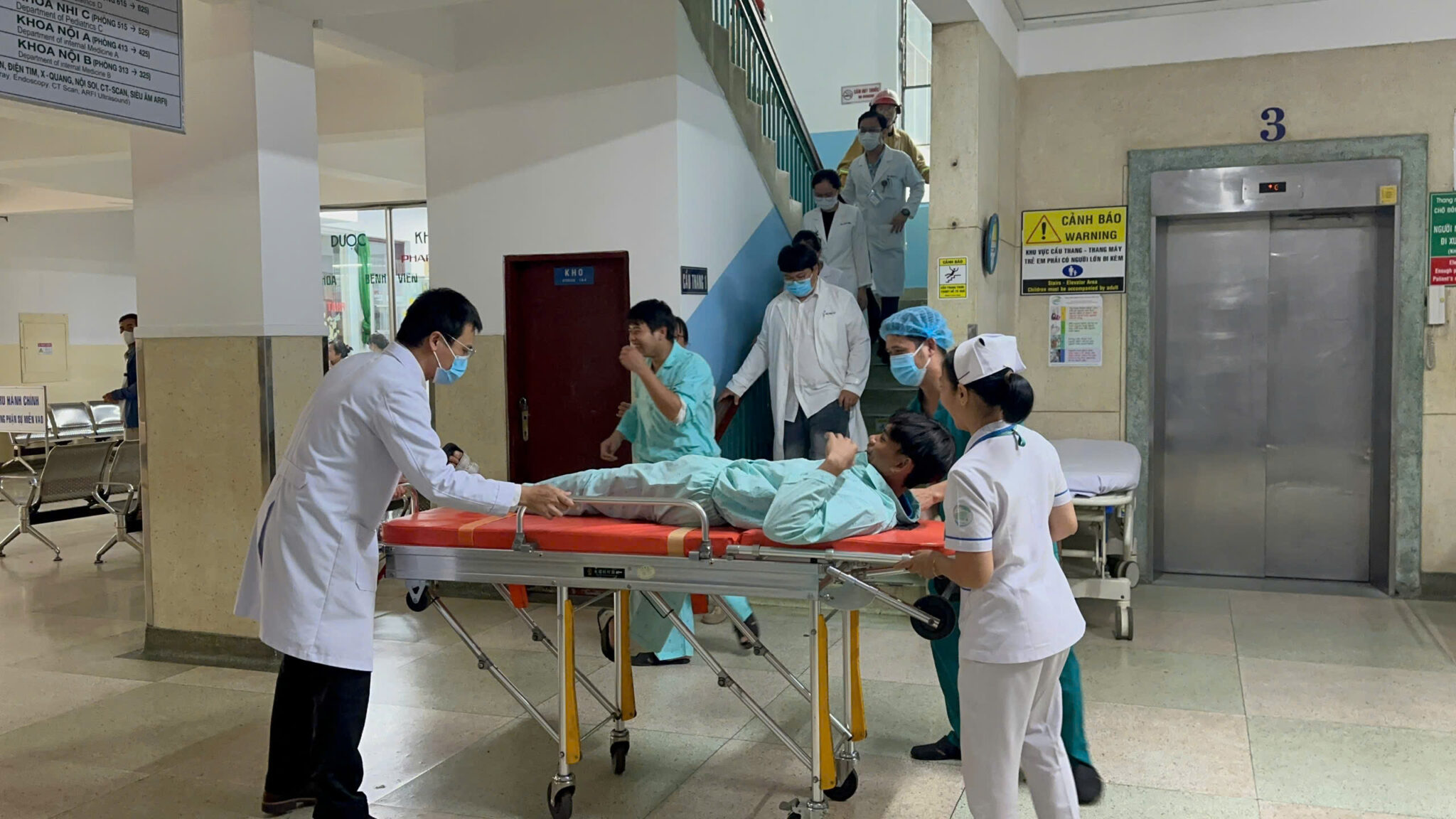 Giả định cháy tại tòa nhà 5 tầng, Bệnh viện Bệnh Nhiệt đới kích hoạt toàn bộ lực lượng ứng cứu - Ảnh 5.