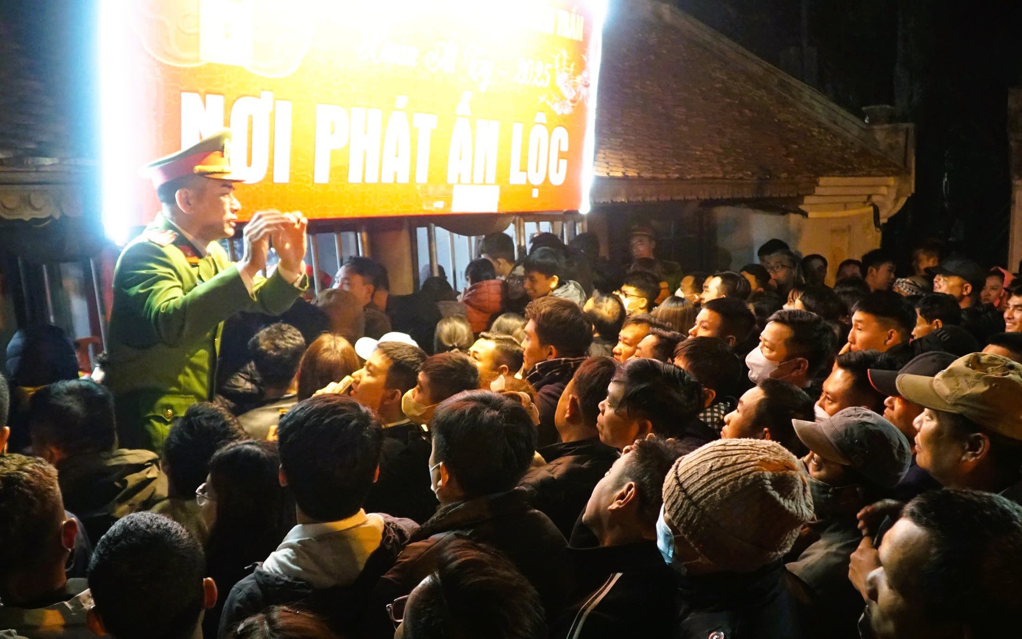 Đ&ocirc;ng đảo người d&acirc;n dự lễ khai ấn Đức Th&aacute;nh Trần đầu năm tại Quy Nhơn - Ảnh 2.