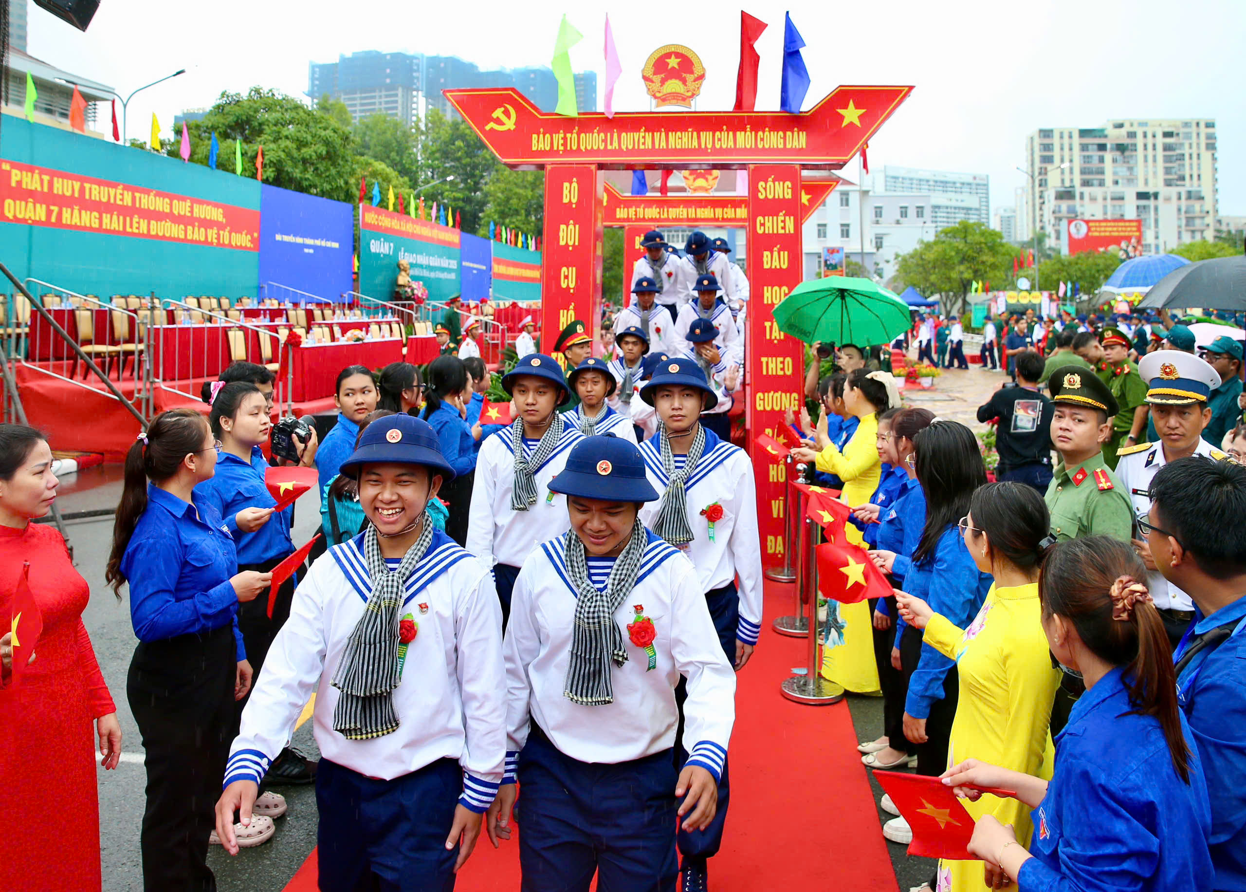 TP HCM: Xúc động giây phút chia tay lên đường tòng quân- Ảnh 15.