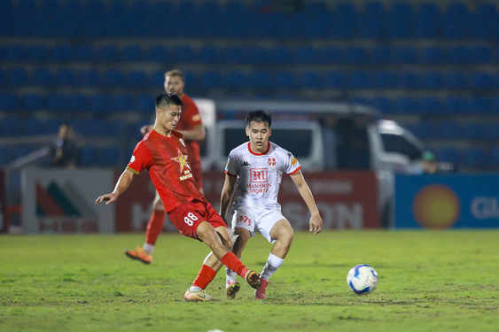 Mặt sân thi đấu V-League kém chất lượng- Ảnh 1.