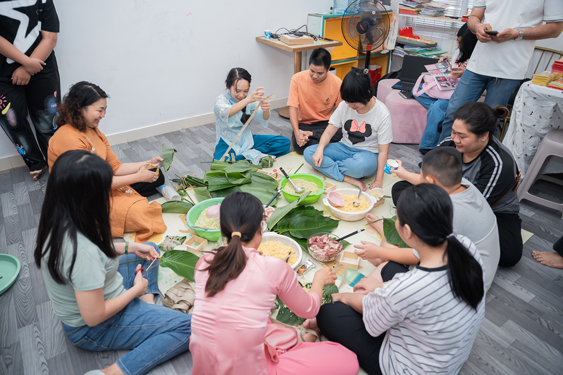 Chi Linh cùng các cô giáo, các trò nhỏ gói bánh chưng dịp Tết vừa qua