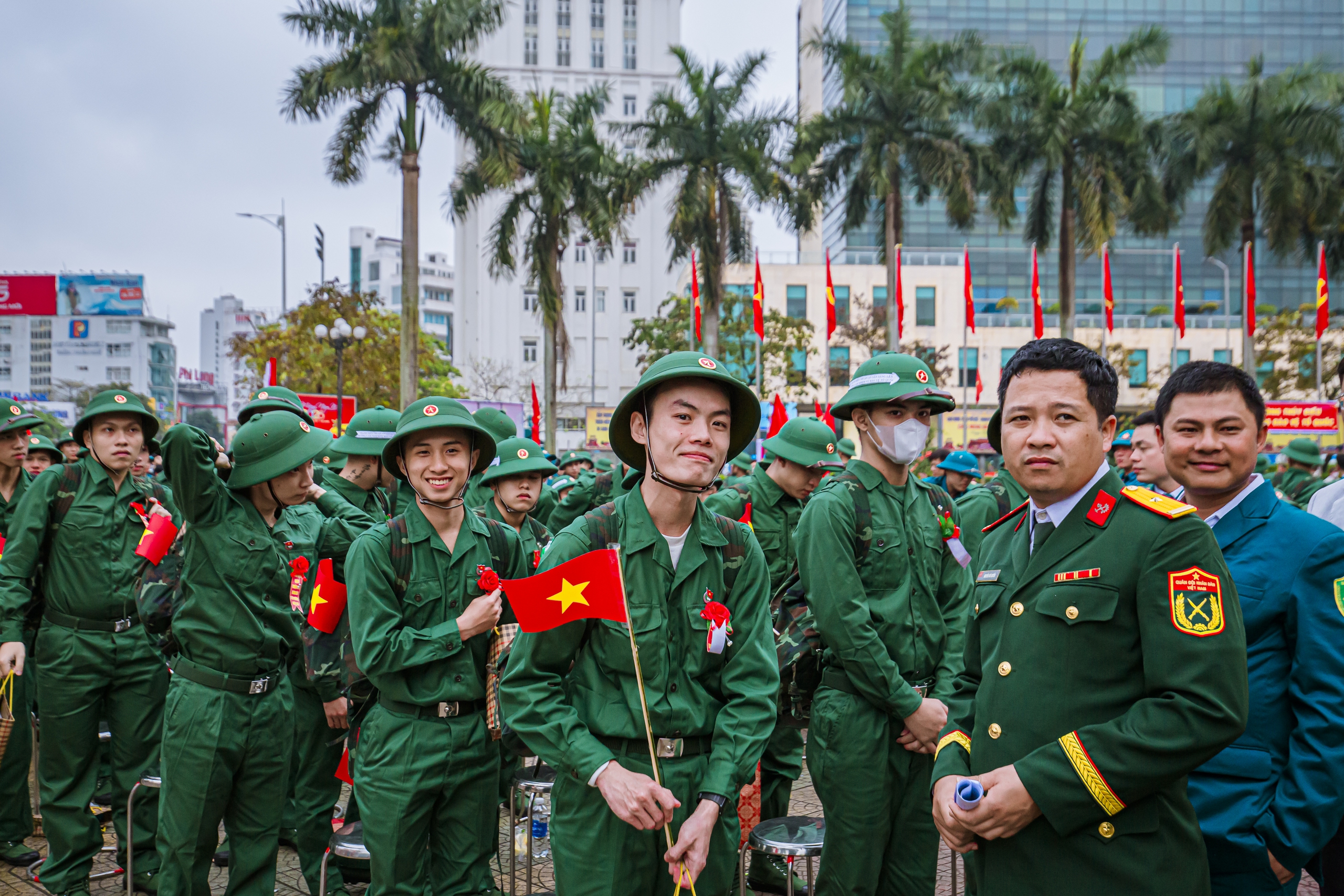 Vẻ phấn khởi, hào hứng của các tân binh. Ảnh: CAO NGUYỄN XUÂN ĐẠT