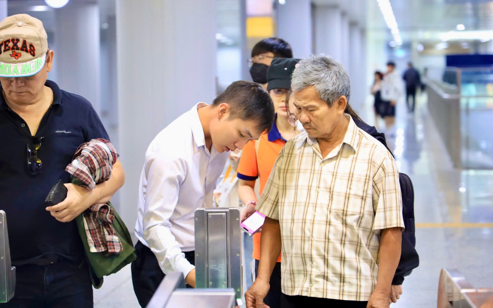 Sắp có vé liên thông metro – xe buýt, đi lại dễ dàng chỉ cần quẹt thẻ