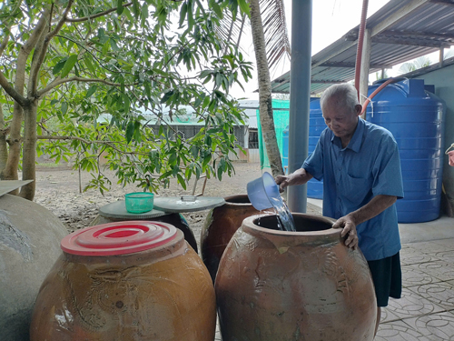 Người dân trữ nước mưa để dành sử dụng trong những tháng hạn, mặn khắc nghiệt Ảnh: VÂN DU