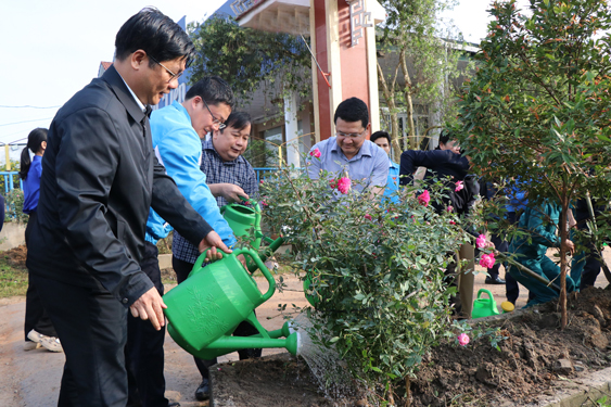 Lãnh đạo TP Huế và Thành Đoàn Huế tưới cây, trồng hoa hưởng ứng phong trào “Ngày chủ nhật xanh” Ảnh: TTXVN Lãnh đạo TP Huế và Thành Đoàn Huế tưới cây, trồng hoa hưởng ứng phong trào “Ngày chủ nhật xanh” Ảnh: TTXVN