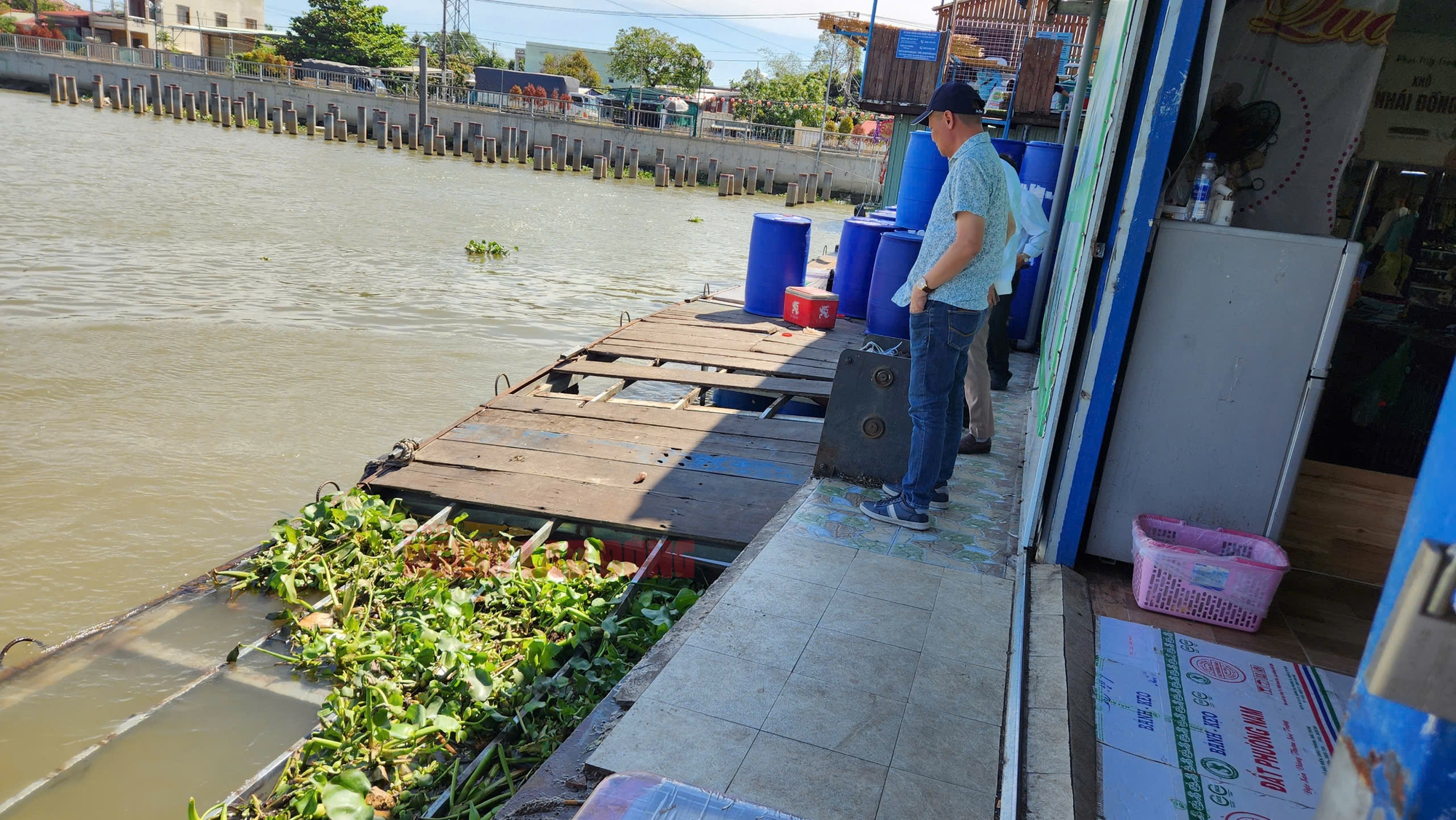 VIDEO: Proprietarul unității explică incidentul prăbușirii casei plutitoare, mulți oameni căzând în râu la piața plutitoare Cai Rang - Fotografia 2. VIDEO: Chủ cơ sở phân trần vụ sập mũi nhà bè, nhiều người rơi xuống sông ở chợ nổi Cái Răng- Ảnh 2.