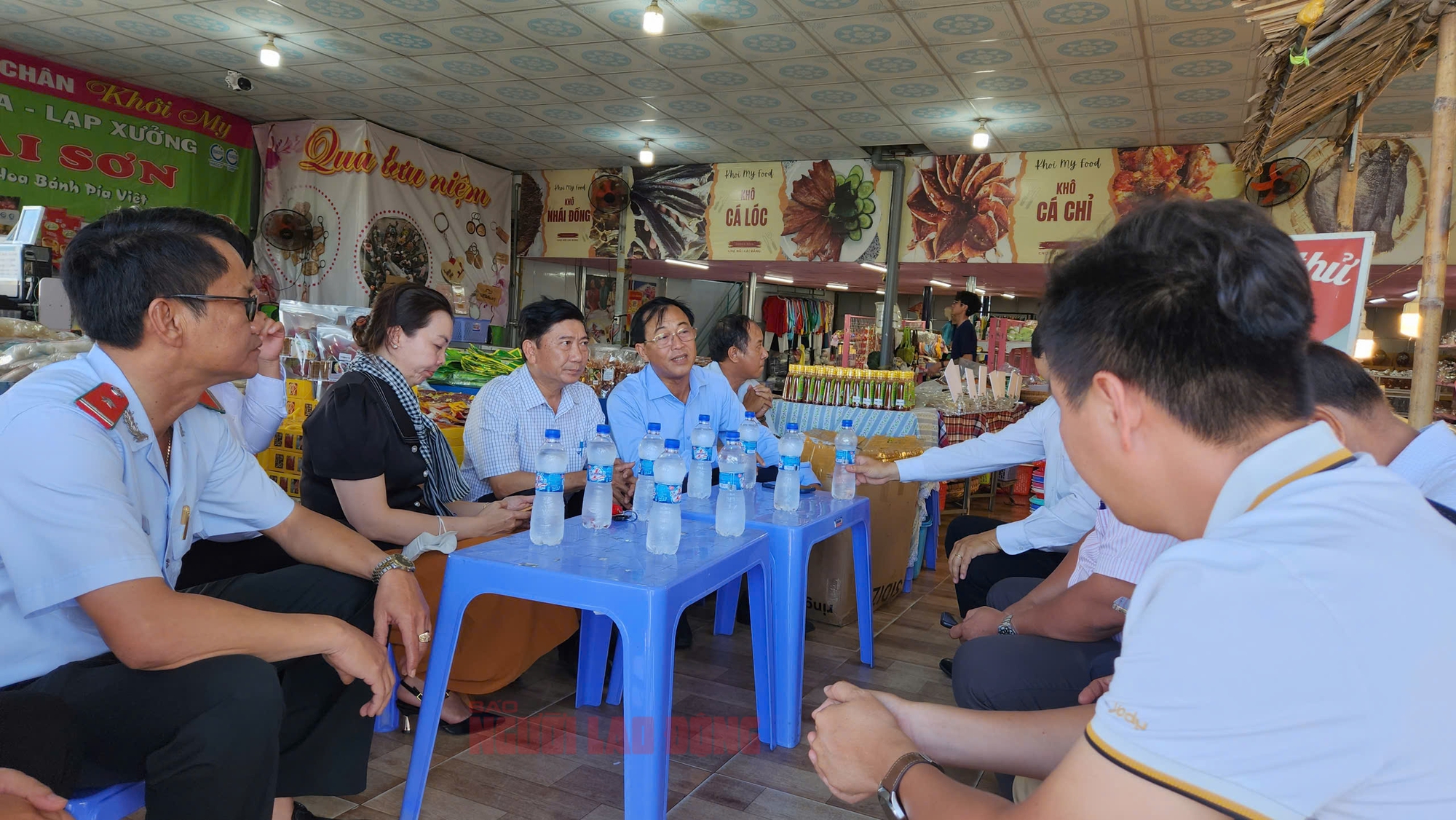 VIDEO: Proprietarul unității explică incidentul prăbușirii casei plutitoare, mulți oameni căzând în râu la piața plutitoare Cai Rang - Foto 3. VIDEO: Chủ cơ sở phân trần vụ sập mũi nhà bè, nhiều người rơi xuống sông ở chợ nổi Cái Răng- Ảnh 3.