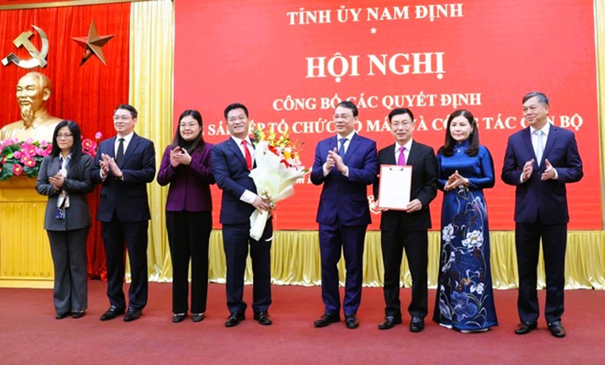 Nam Định công bố các quyết định về sắp xếp tổ chức bộ máy và công tác cán bộ- Ảnh 1. Nam Định công bố các quyết định về sắp xếp tổ chức bộ máy và công tác cán bộ- Ảnh 1.