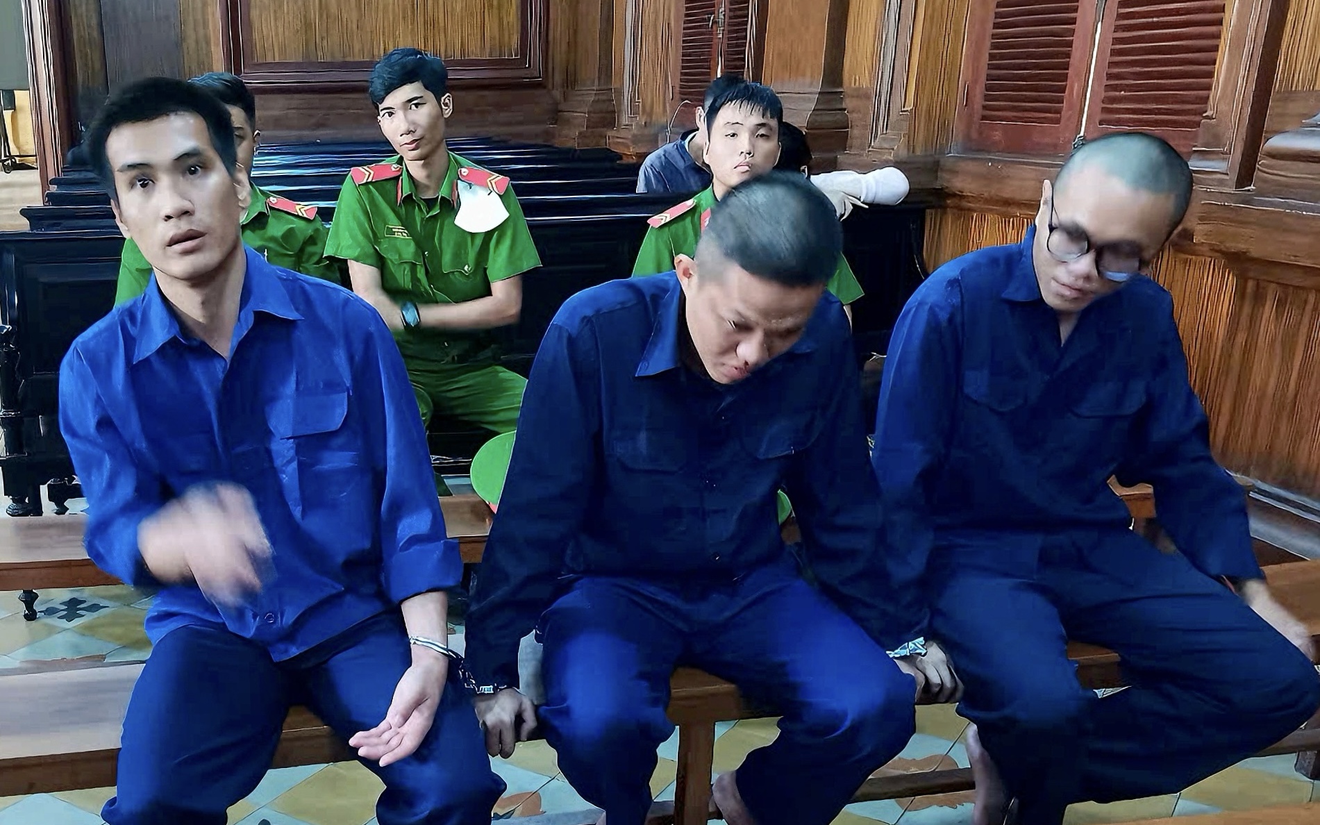 Đi thể dục qua quán karaoke, người phụ nữ bất ngờ bị quản lý đánh tới tấp - Ảnh 2.