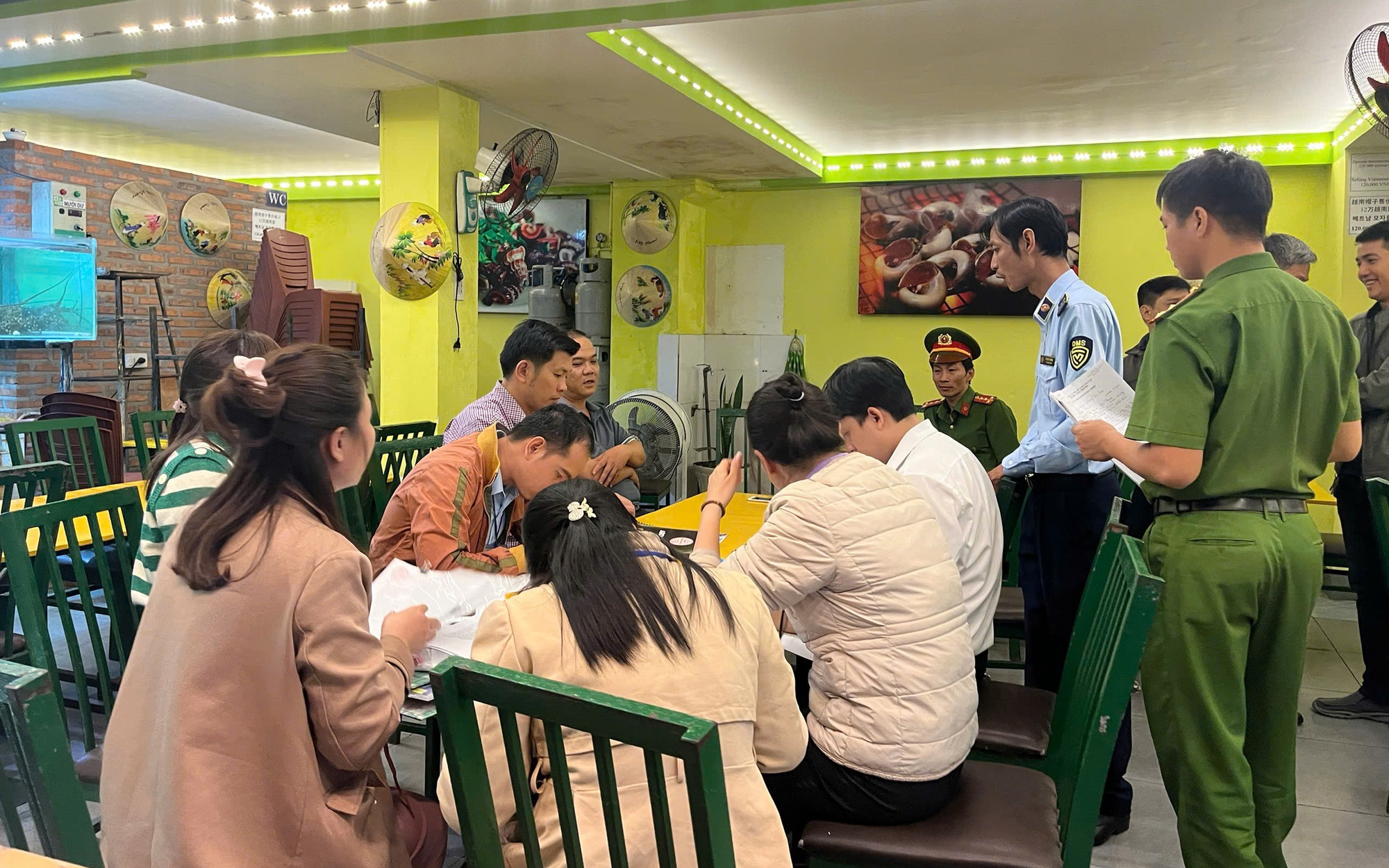 Chủ quán "chặt chém" ở Nha Trang bị tố lấy nhà người khác rao cho thuê - Ảnh 1.